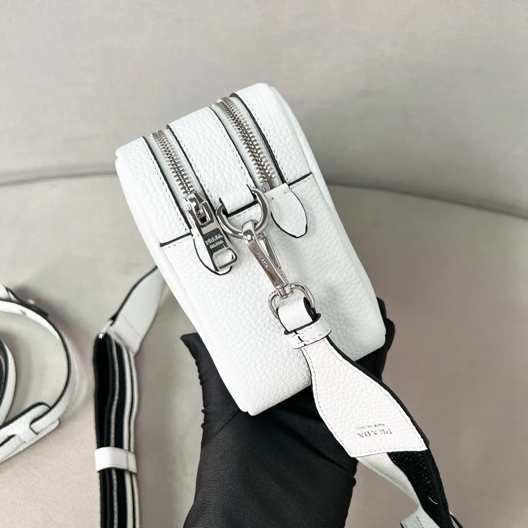 💰1700✨New product launch✨The latest pebbled shoulder bag with double zipper 1BH082 is carefully made of soft textured pebbled calfskin. The bag has a rounded and soft silhouette. Multi-functional detachable embroidered shoulder straps and leather shoulder straps. Double zipper compartments for more convenient storage. Outstanding and elegant style. Can be carried in hand, on one shoulder or crossbody. A handbag that perfectly blends classic heritage with the trend of the times. Fairy must-have white size 22*14.5*8.5cm