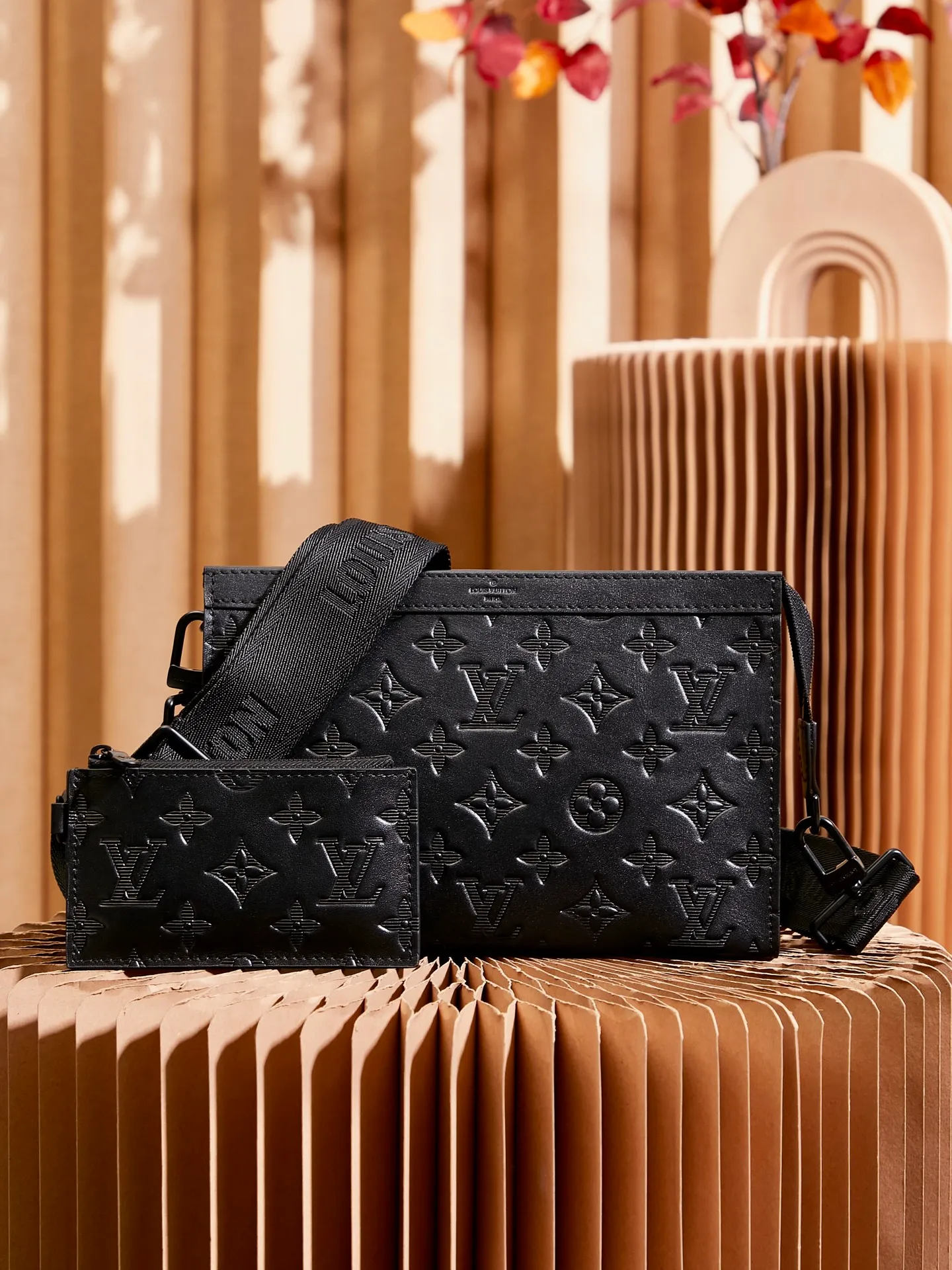 P¥620👉nfc dynamic chip version👈 [Top-level inspection-free all-steel hardware] Real development details Model M81124 embossed Gaston Wearable Wallet handbag was born out of the Pochette Voyage clutch. It is cut into a suitable size with Monogram Shadow leather and can accommodate mobile phones and other travel needs. The removable and adjustable shoulder strap features a removable card holder, ideal for holding contactless payment devices or transit cards. 81115 Dimensions: 22 x 14.5 x 4.5 cm