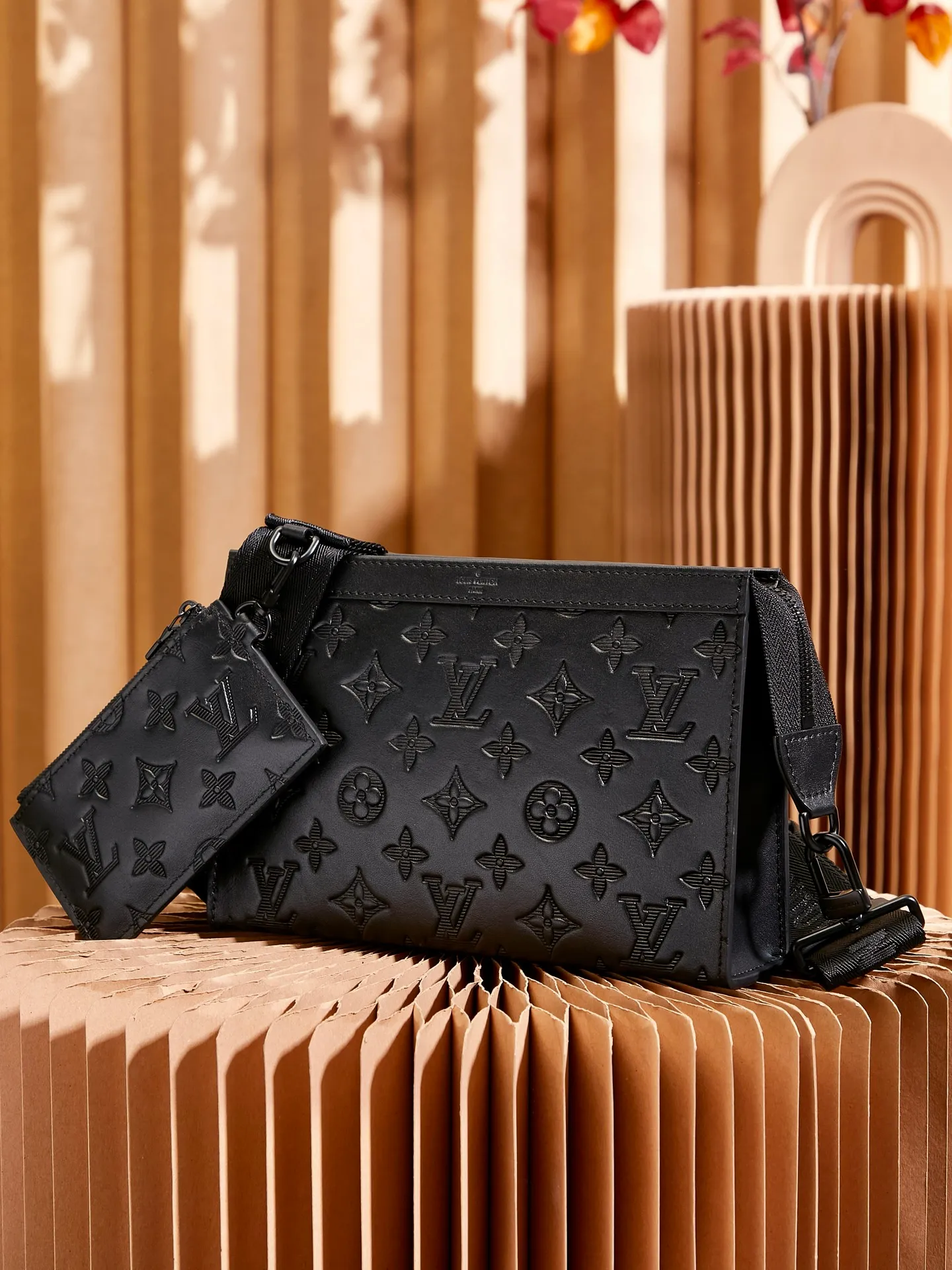 P¥620👉nfc dynamic chip version👈 [Top-level inspection-free all-steel hardware] Real development details Model M81124 embossed Gaston Wearable Wallet handbag was born out of the Pochette Voyage clutch. It is cut into a suitable size with Monogram Shadow leather and can accommodate mobile phones and other travel needs. The removable and adjustable shoulder strap features a removable card holder, ideal for holding contactless payment devices or transit cards. 81115 Dimensions: 22 x 14.5 x 4.5 cm