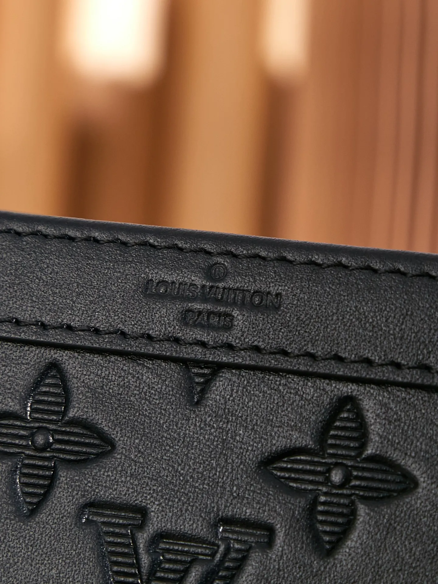 P¥620👉nfc dynamic chip version👈 [Top-level inspection-free all-steel hardware] Real development details Model M81124 embossed Gaston Wearable Wallet handbag was born out of the Pochette Voyage clutch. It is cut into a suitable size with Monogram Shadow leather and can accommodate mobile phones and other travel needs. The removable and adjustable shoulder strap features a removable card holder, ideal for holding contactless payment devices or transit cards. 81115 Dimensions: 22 x 14.5 x 4.5 cm