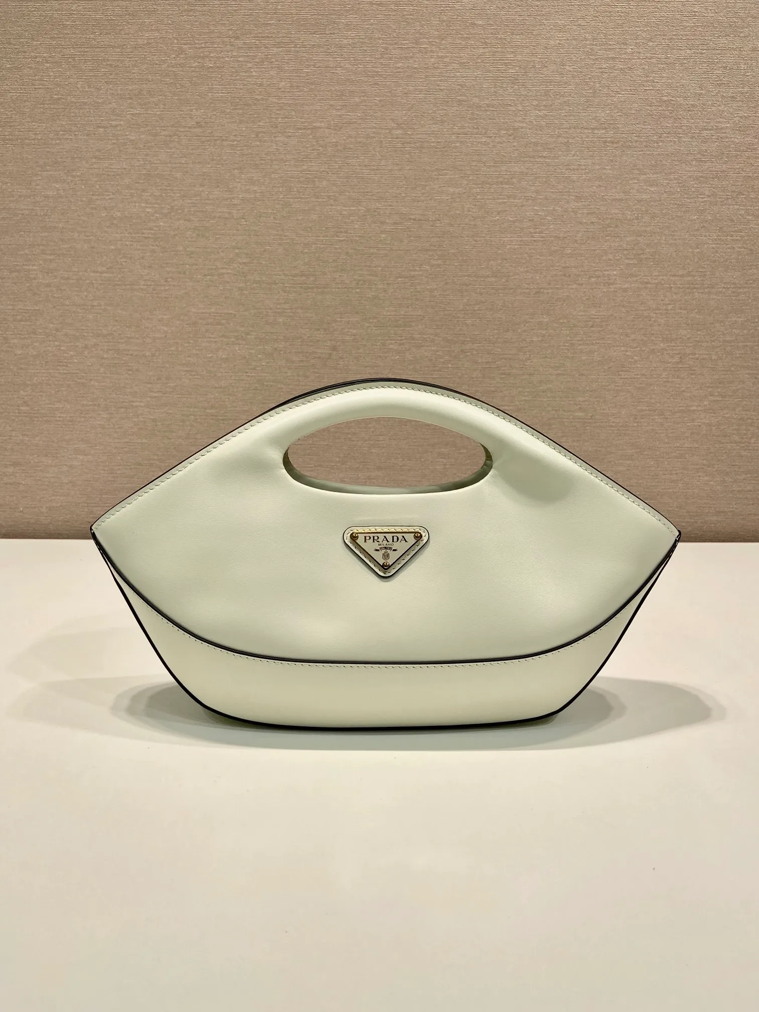 💰1500🎉New dumpling bag🎉1BA421 new style🎉 🎉 This dumpling bag is made of imported calfskin with imported sheepskin inside. Top-quality hardware, equipped with a detachable and adjustable long shoulder strap, and can be carried by hand. The upper body effect is very beautiful, fashionable and unique, babies, hurry up and get it🎉🎉Length 30x Height 20x Bottom 5cm🎉🎉