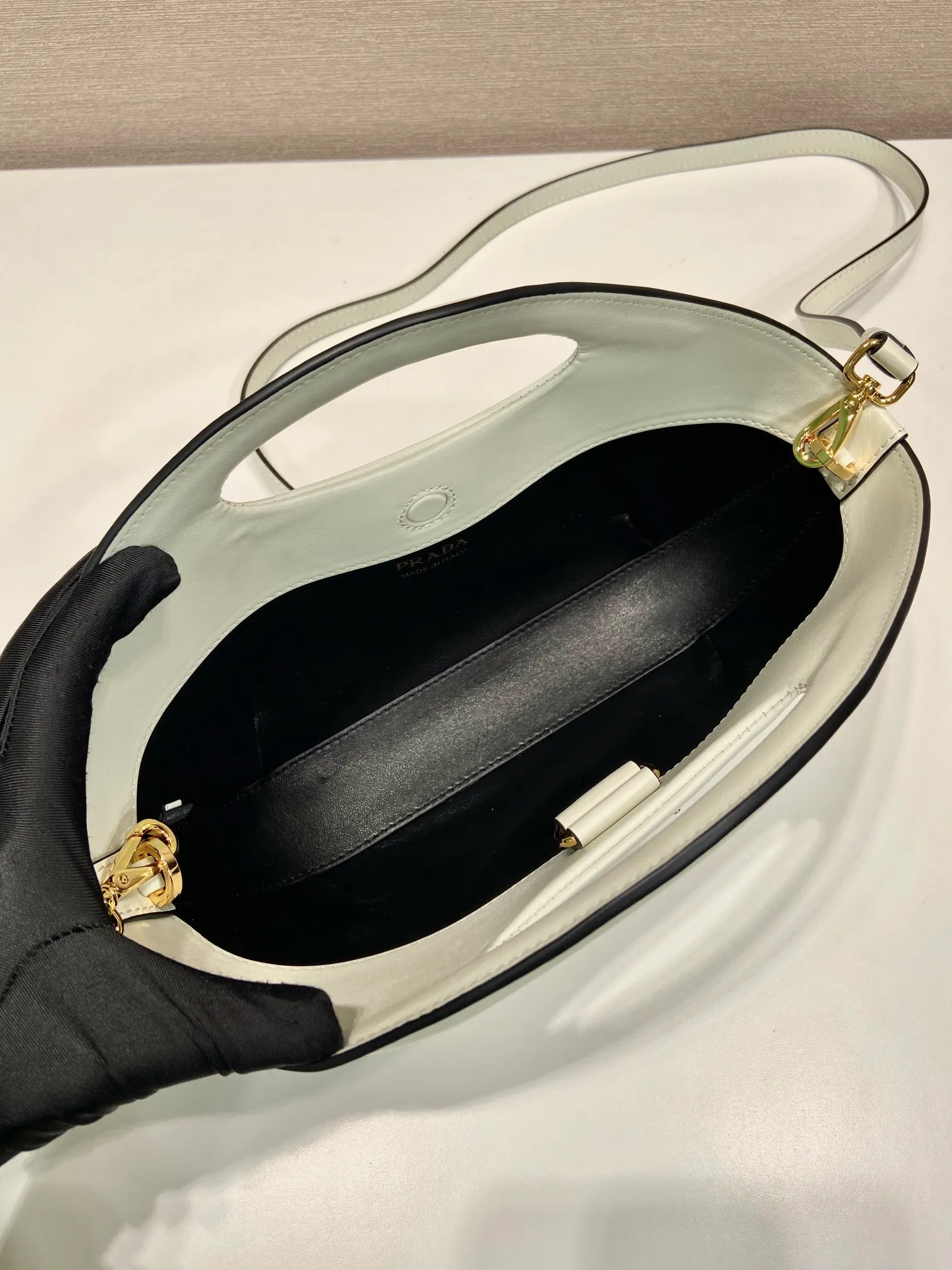 💰1500🎉New dumpling bag🎉1BA421 new style🎉 🎉 This dumpling bag is made of imported calfskin with imported sheepskin inside. Top-quality hardware, equipped with a detachable and adjustable long shoulder strap, and can be carried by hand. The upper body effect is very beautiful, fashionable and unique, babies, hurry up and get it🎉🎉Length 30x Height 20x Bottom 5cm🎉🎉