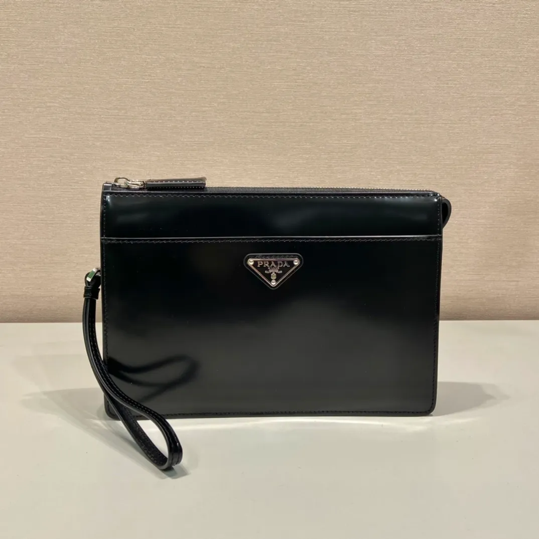💰1120🎉Glossy Clutch🎉2VF032🎉🎉 This compact men's handbag is crafted in glossy leather and features a removable leather wrist strap. Vintage glossy leather is the brand's signature material, zipper closure, two external pockets with magnetic closure and interior card slots. Practical and fashionable, get it now🎉🎉 Length 25x Height 17x Bottom 4cm