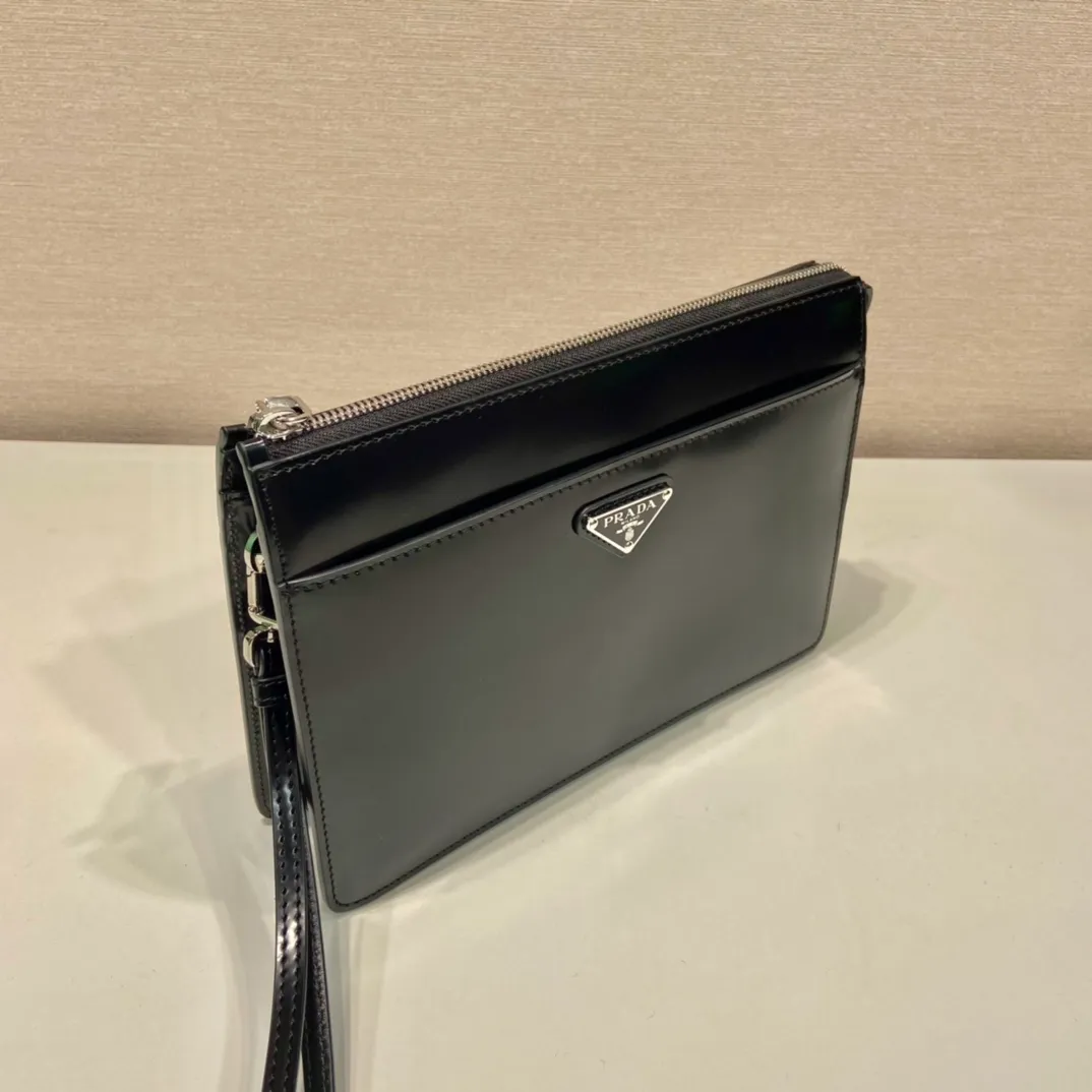 💰1120🎉Glossy Clutch🎉2VF032🎉🎉 This compact men's handbag is crafted in glossy leather and features a removable leather wrist strap. Vintage glossy leather is the brand's signature material, zipper closure, two external pockets with magnetic closure and interior card slots. Practical and fashionable, get it now🎉🎉 Length 25x Height 17x Bottom 4cm