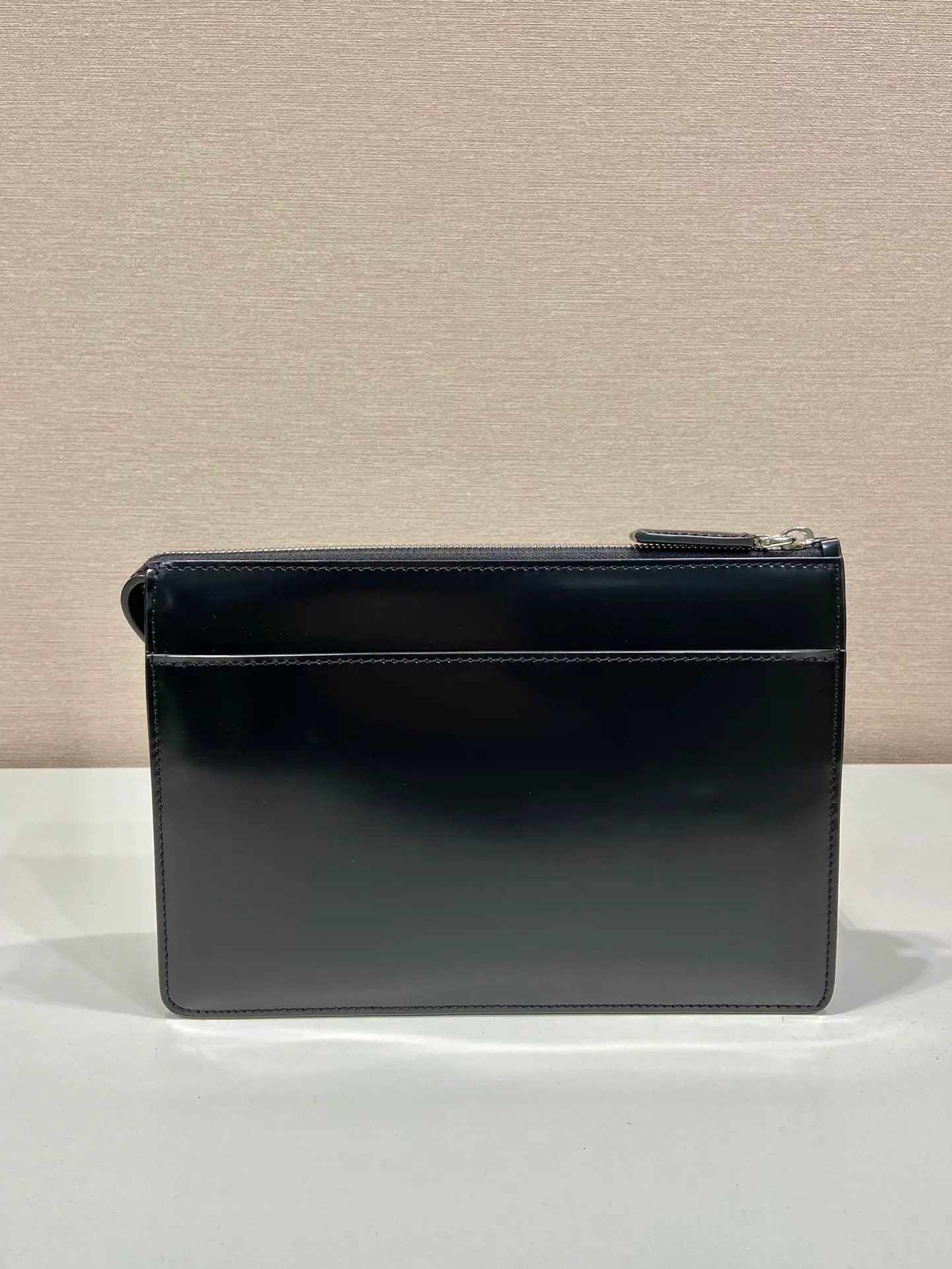 💰1120🎉Glossy Clutch🎉2VF032🎉🎉 This compact men's handbag is crafted in glossy leather and features a removable leather wrist strap. Vintage glossy leather is the brand's signature material, zipper closure, two external pockets with magnetic closure and interior card slots. Practical and fashionable, get it now🎉🎉 Length 25x Height 17x Bottom 4cm