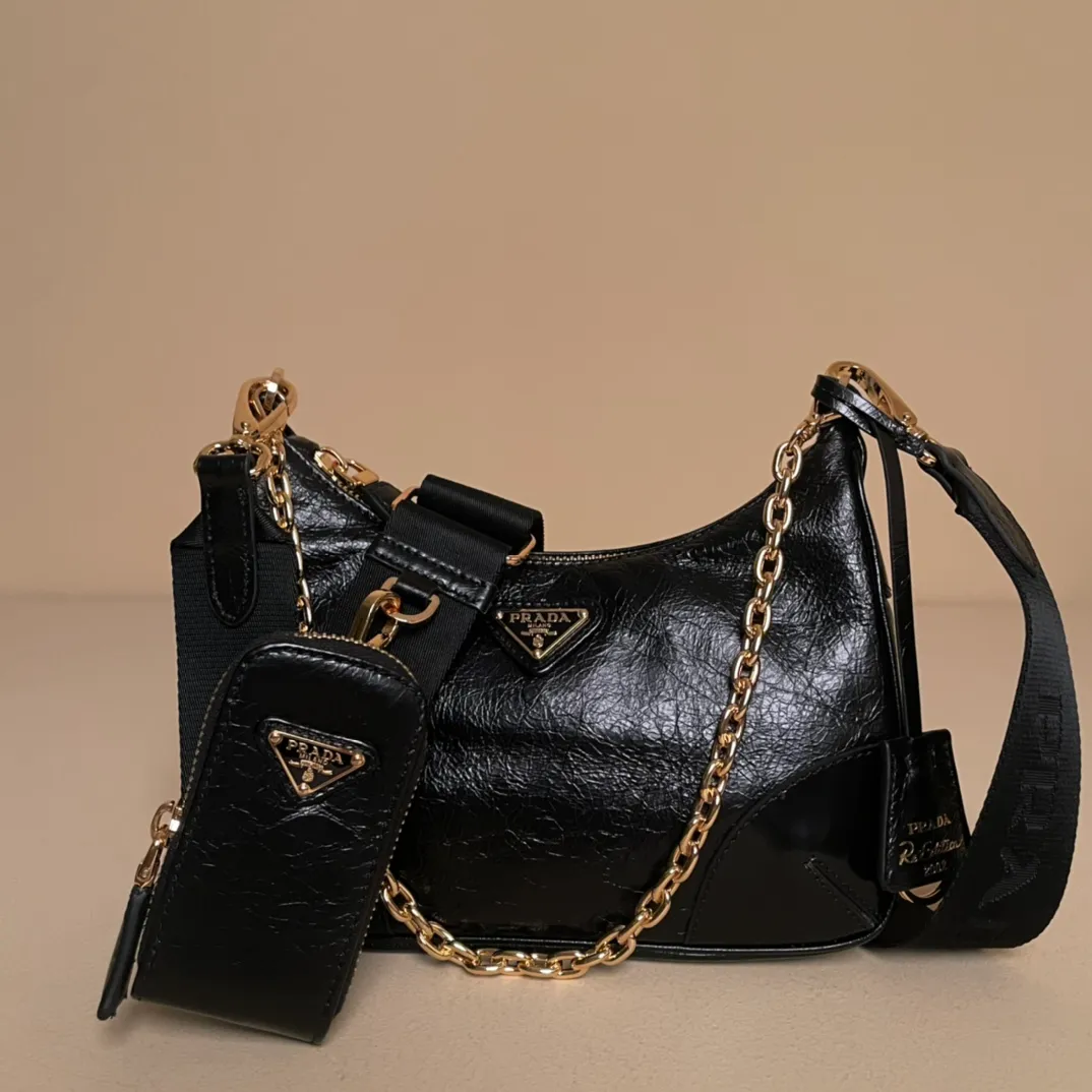 💰1300【Oil wax leather】𝙋𝙍𝘼𝘿𝘼 Retro new three-in-one shoulder bag that reproduces the iconic style of 2005. Condensing Prada's design code into refined and universal silhouettes, creating a dialogue between past and present styles. Adjustable shoulder strap, metal parts, detachable key ring, exquisite and simple leather items. The triangular logo in enameled metal exudes iconic appeal. Retro and straightforward, bold and avant-garde full of rock and roll flavor 1BH204 size/22×18×6