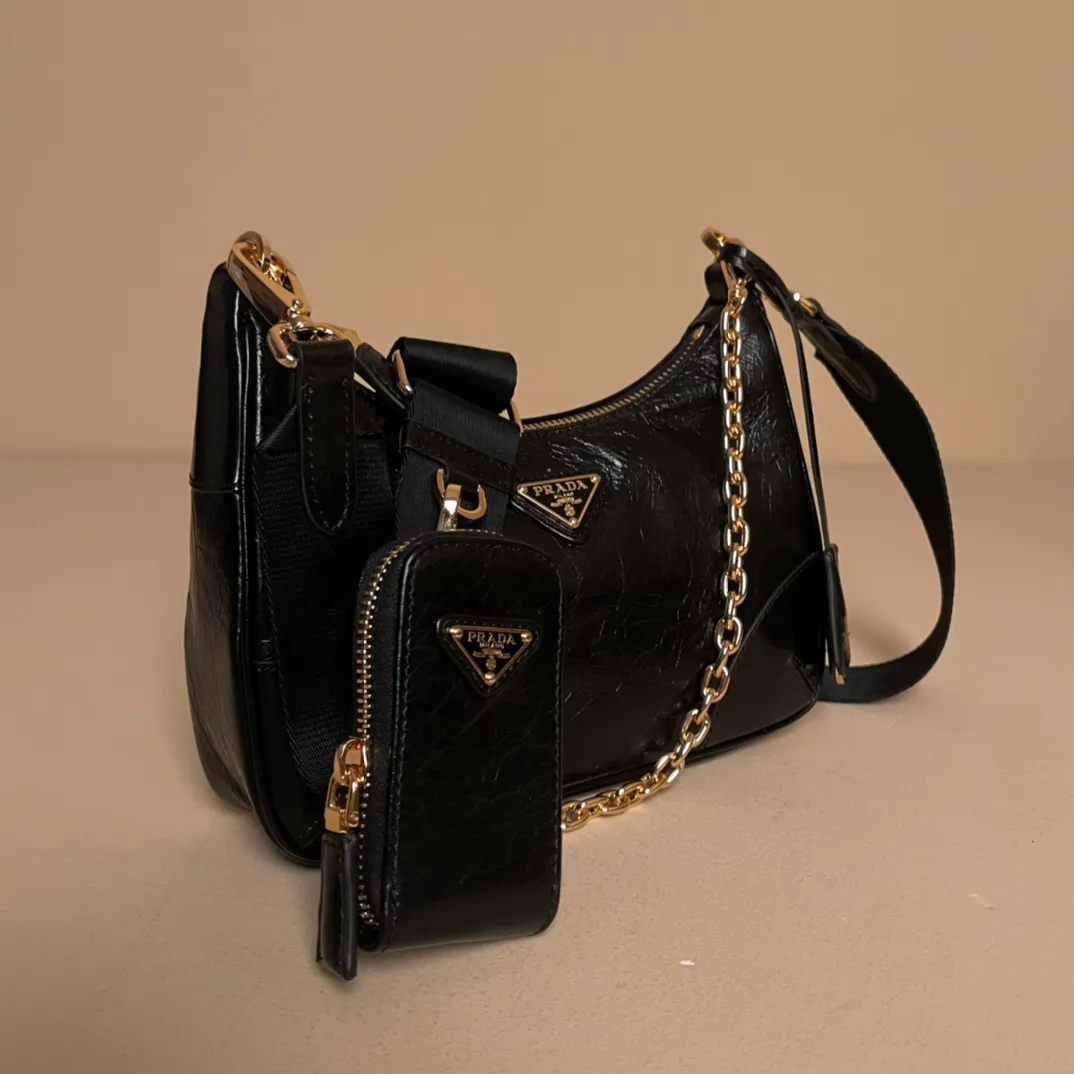 💰1300【Oil wax leather】𝙋𝙍𝘼𝘿𝘼 Retro new three-in-one shoulder bag that reproduces the iconic style of 2005. Condensing Prada's design code into refined and universal silhouettes, creating a dialogue between past and present styles. Adjustable shoulder strap, metal parts, detachable key ring, exquisite and simple leather items. The triangular logo in enameled metal exudes iconic appeal. Retro and straightforward, bold and avant-garde full of rock and roll flavor 1BH204 size/22×18×6