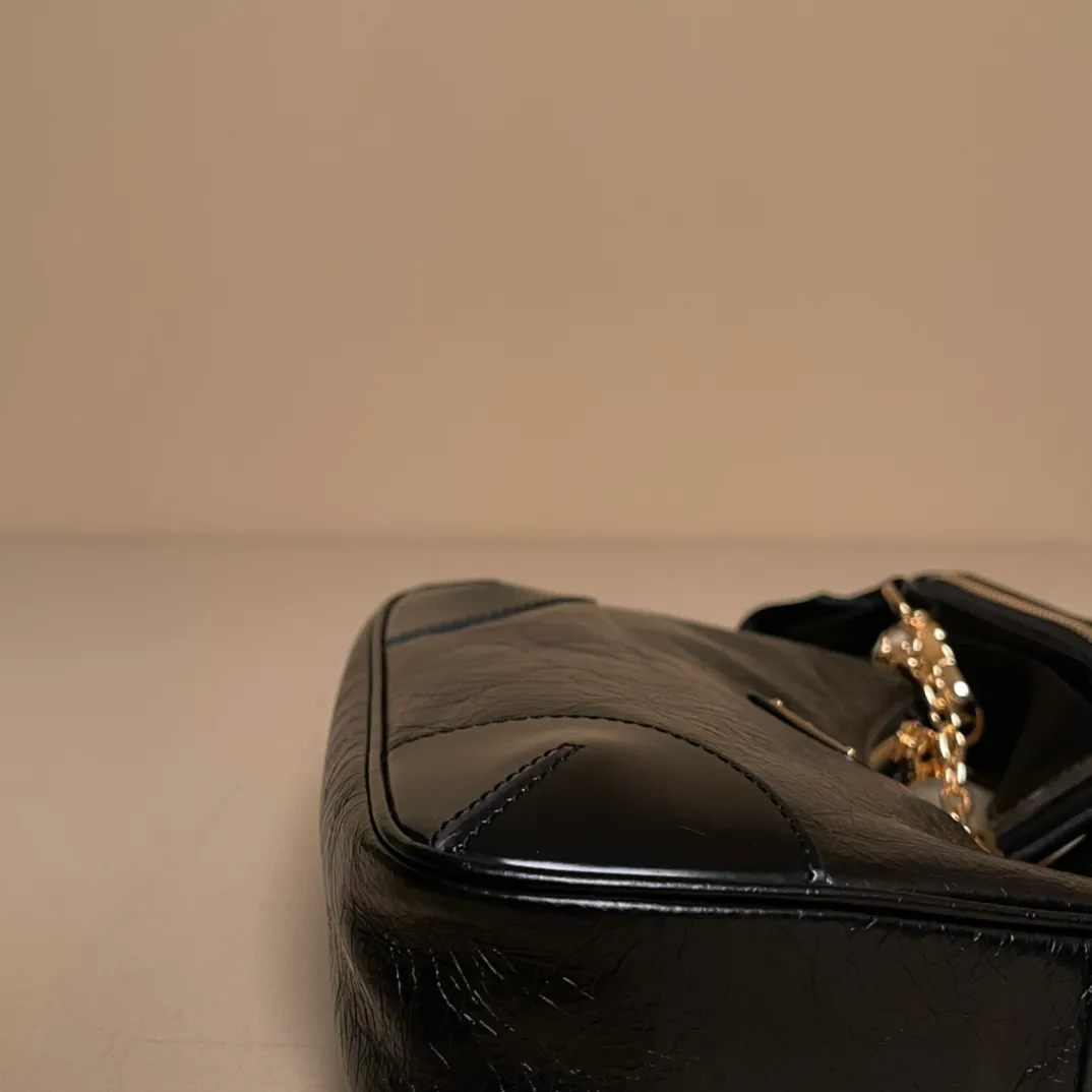 💰1300【Oil wax leather】𝙋𝙍𝘼𝘿𝘼 Retro new three-in-one shoulder bag that reproduces the iconic style of 2005. Condensing Prada's design code into refined and universal silhouettes, creating a dialogue between past and present styles. Adjustable shoulder strap, metal parts, detachable key ring, exquisite and simple leather items. The triangular logo in enameled metal exudes iconic appeal. Retro and straightforward, bold and avant-garde full of rock and roll flavor 1BH204 size/22×18×6