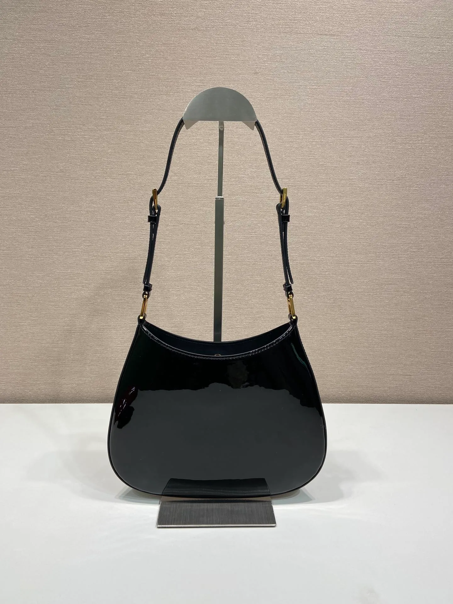 💰1260🎉Patent Leather Armpit Bag🎉🎉1BC169 Patent Leather🎉🎉 This Cheo shoulder bag is made of imported patent leather and is equipped with 2 interchangeable leather shoulder straps for easy shoulder/cross-body design, giving it a refined charm. The special-shaped bag design is cool and fashionable. It has enough capacity and can be packed easily. It’s perfect🎉If you like babies, hurry up and get it🎉🎉Another popular style that will never go out of style🎉🎉 Length 22x Height 18.5x Bottom 4.5cm🎉🎉🎉