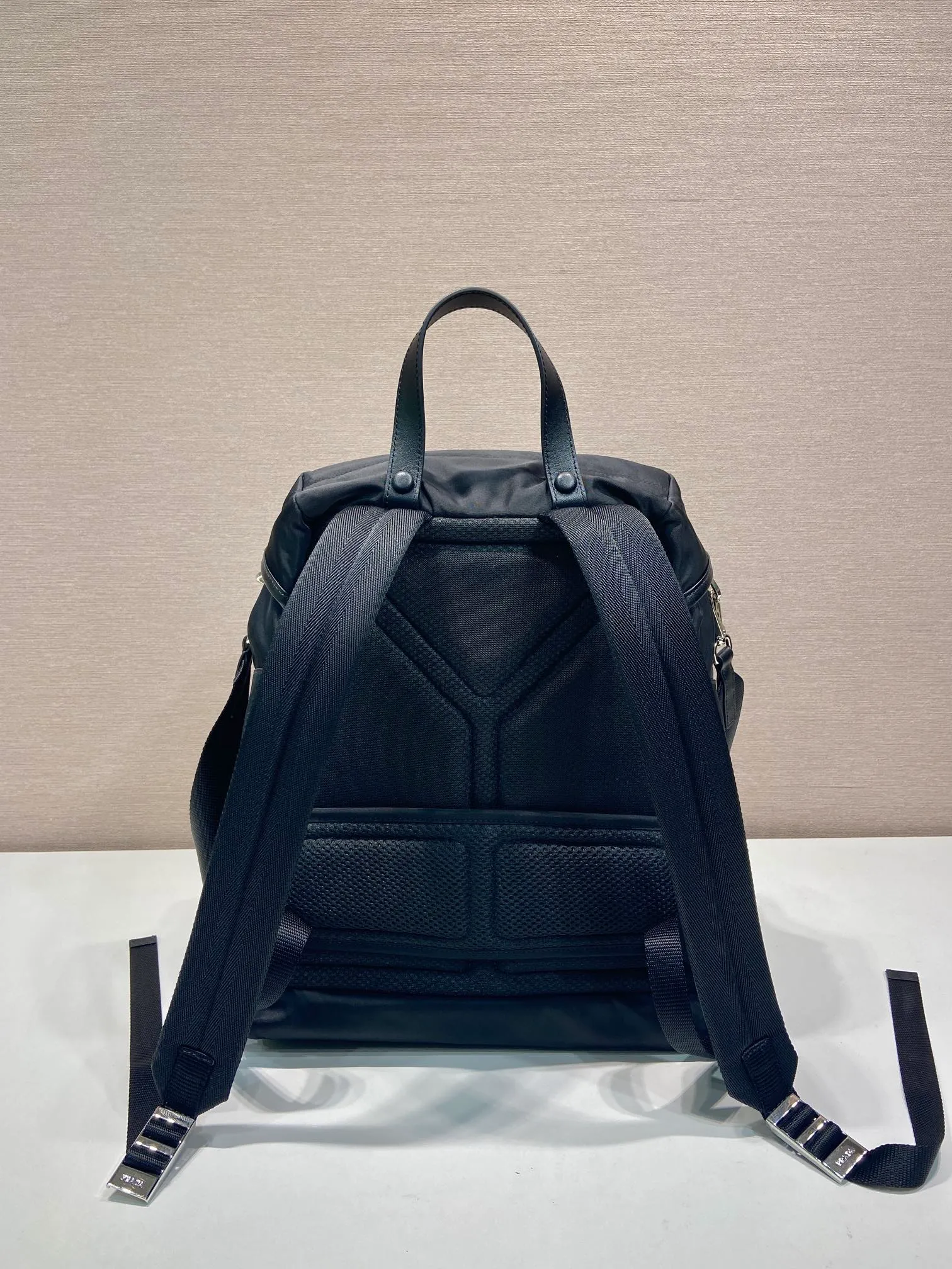 💰1600🎉New catwalk model🎉2VZ111 small shoulder/shoulder bag🎉🎉 This catwalk style backpack is made of imported nylon fabric, calfskin and top-grade hardware. It has a front buckle/flap and 2 pocket design. It is equipped with a detachable nylon shoulder strap. The back can be carried on both shoulders and inserted into a trolley case. It has many compartments and a lot of space. It is no problem for daily carrying and business trips. It is fashionable and practical. Get it now. Unisex model👏👏 🎉🎉🎉👏👏👏 Length 30x Height 38x Bottom 17cm🎉🎉🎉👏👏👏
