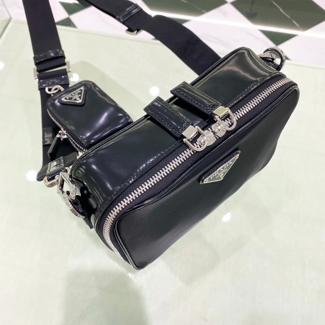 💰1120✨New first launch✨2VH070 men's new Brique camera📷bag. The trendy representative among p-camera bags📷. Nylon with bright leather. Equipped with a detachable shoulder strap and a versatile small bag. The main compartment is zippered and equipped with internal pockets. Unique design, fashion leader and outstanding temperament. Size: 19*12.5*5.5cm black