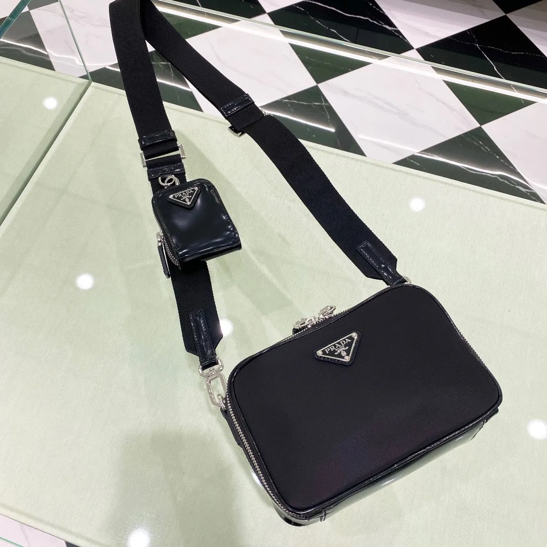 💰1120✨New first launch✨2VH070 men's new Brique camera📷bag. The trendy representative among p-camera bags📷. Nylon with bright leather. Equipped with a detachable shoulder strap and a versatile small bag. The main compartment is zippered and equipped with internal pockets. Unique design, fashion leader and outstanding temperament. Size: 19*12.5*5.5cm black