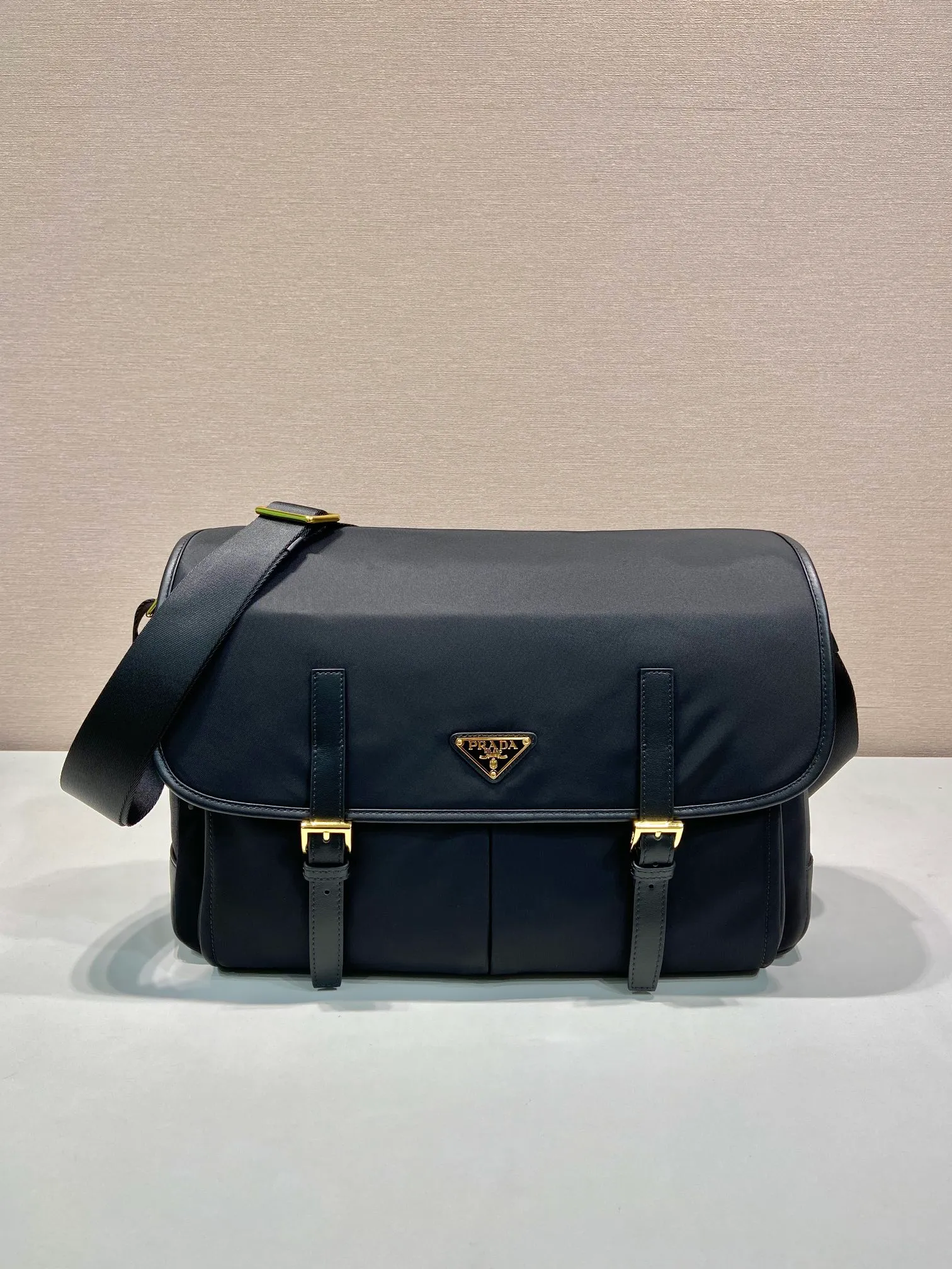 💰1260🎉New messenger bag🎉1BD369🎉🎉 This messenger bag is made of nylon fabric and calfskin, decorated with triangle logo elements, equipped with adjustable fabric shoulder straps, flap zipper opening and closing pockets, and 2 large pockets on the front. The capacity is very large and the upper body effect is very good. Hurry up and get it👏👏Another popular style that will never go out of style🎉🎉 Length 38x height x 27 base 13cm🎉🎉🎉💰💰💰💰