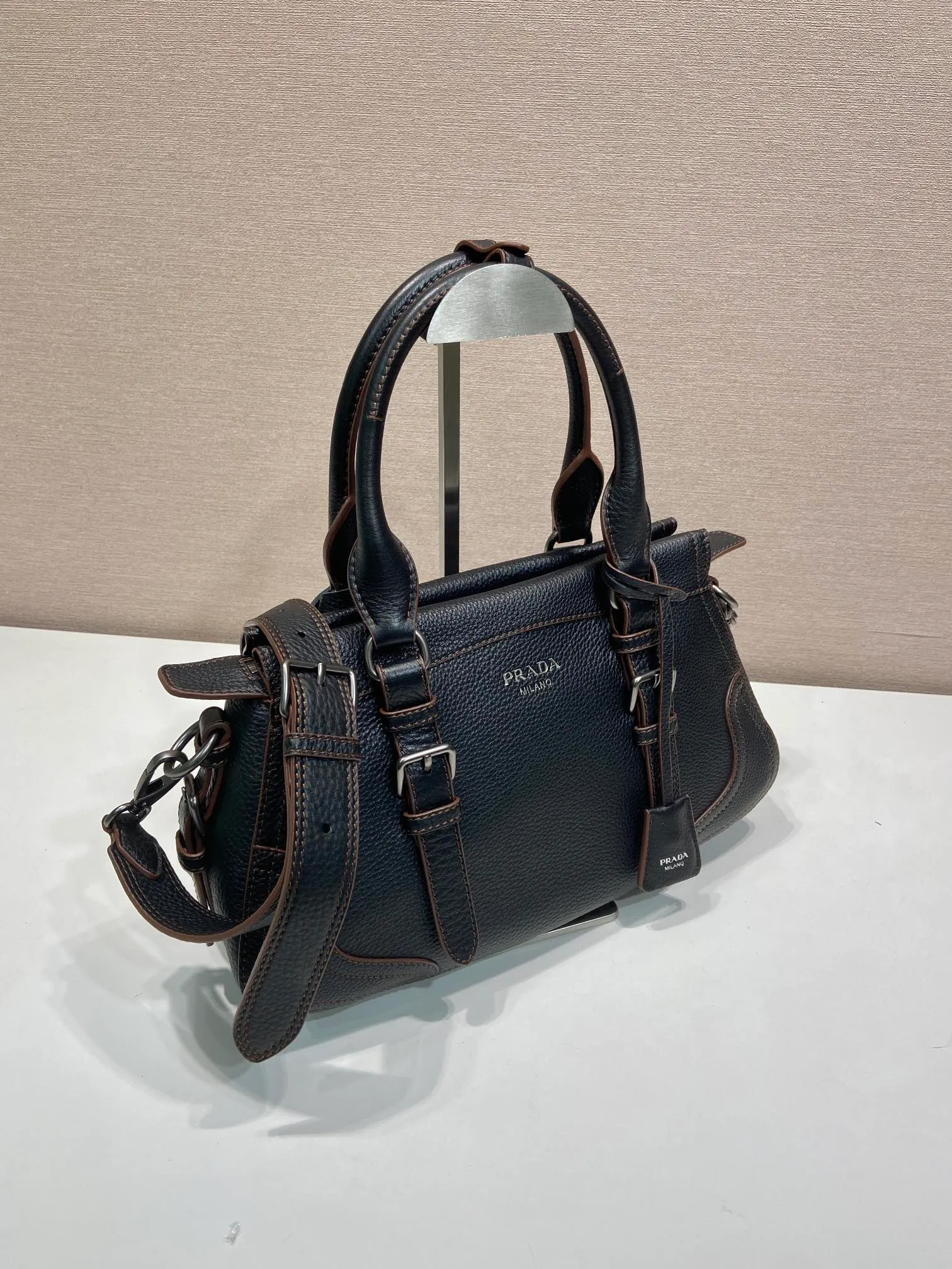 🎉New🎉1BG604🎉🎉 This simple, versatile style is made from richly textured irregular-grain leather and comes with a detachable shoulder strap, allowing the accessory to be worn in different ways. Leather handles, detachable key ring, embossed logo on the front, zipper closure, logo-printed nylon lining, two pockets, one of which is zippered, large capacity and can be carried by hand/crossbody/shoulder. Hurry up and get it, it’s another popular style that will never go out of style🎉🎉 Length 35x Height 22x Bottom 11cm🎉🎉🎉💰💰💰