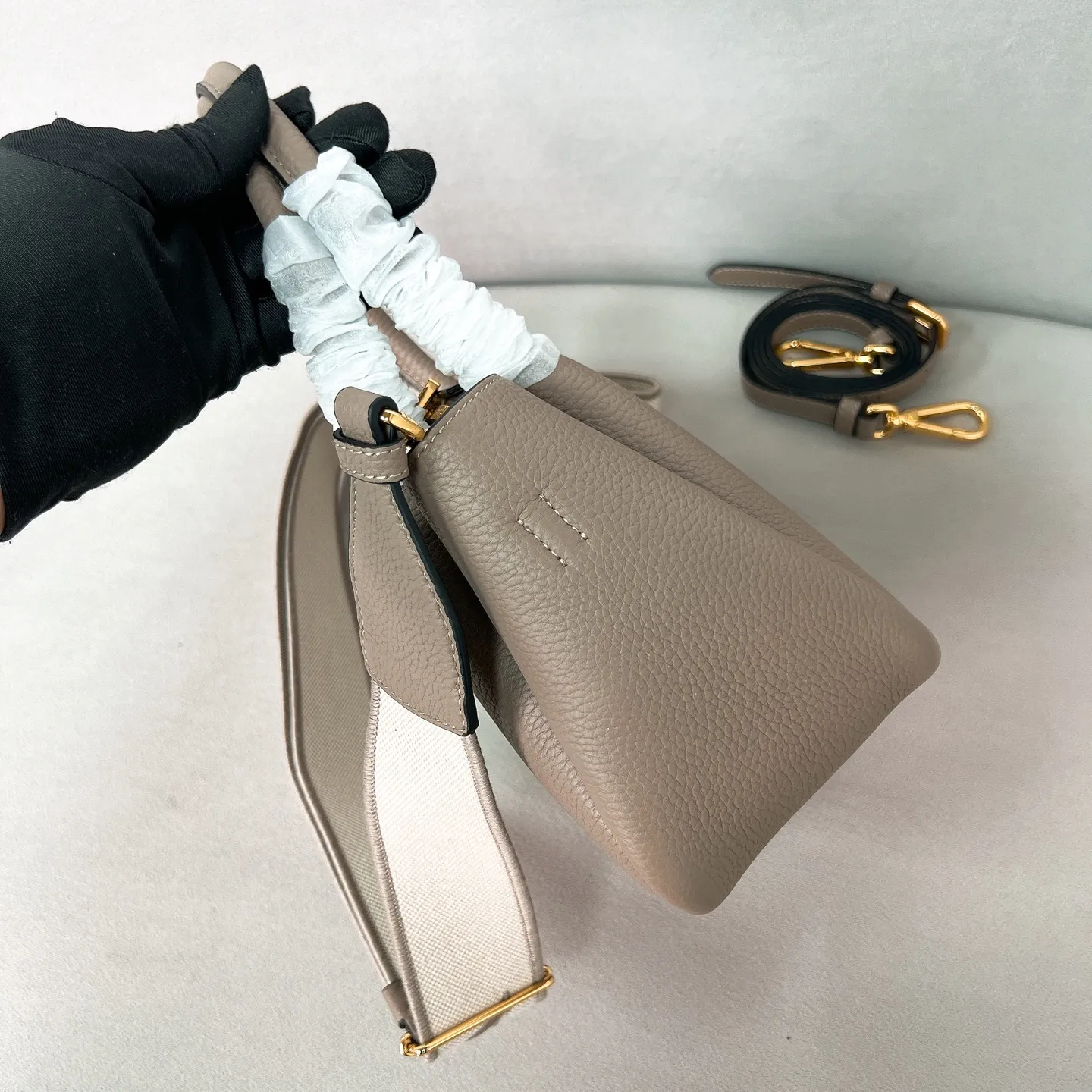 💰1760 ✨New product debut✨2025 new mini pebbled handbag/shoulder bag 1BA362 is made of soft textured pebbled calfskin. The bag has a rounded and soft silhouette. It is equipped with double handles and is decorated with a gold metal logo. Multifunctional detachable embroidered shoulder strap and leather shoulder strap. Elegant and outstanding style. Can be carried by hand, shoulder or crossbody. A handbag that perfectly blends classic heritage with contemporary trends. A must-have for fairies. Size 19.5*18*9cm