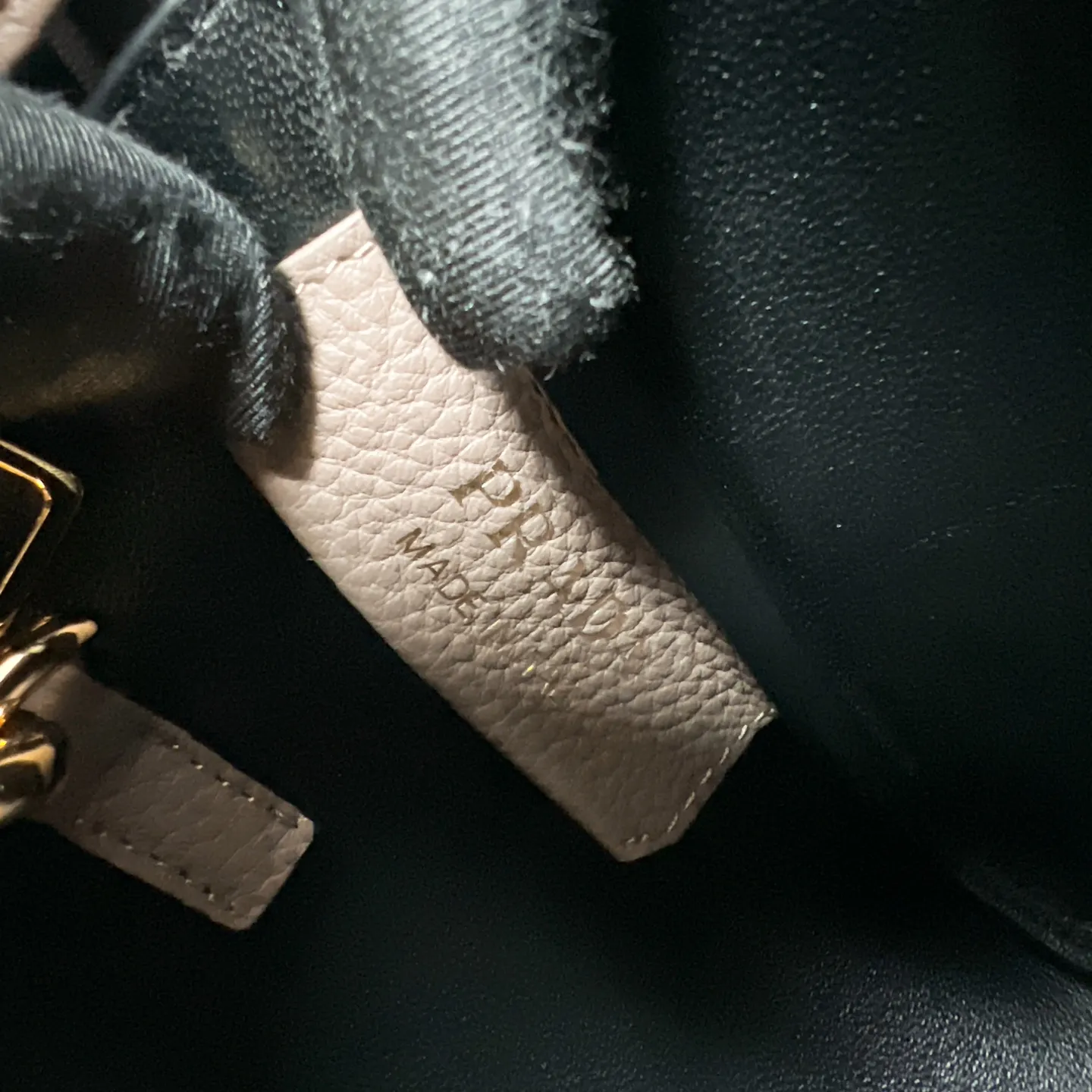 💰1760 ✨New product debut✨2025 new mini pebbled handbag/shoulder bag 1BA362 is made of soft textured pebbled calfskin. The bag has a rounded and soft silhouette. It is equipped with double handles and is decorated with a gold metal logo. Multifunctional detachable embroidered shoulder strap and leather shoulder strap. Elegant and outstanding style. Can be carried by hand, shoulder or crossbody. A handbag that perfectly blends classic heritage with contemporary trends. A must-have for fairies. Size 19.5*18*9cm