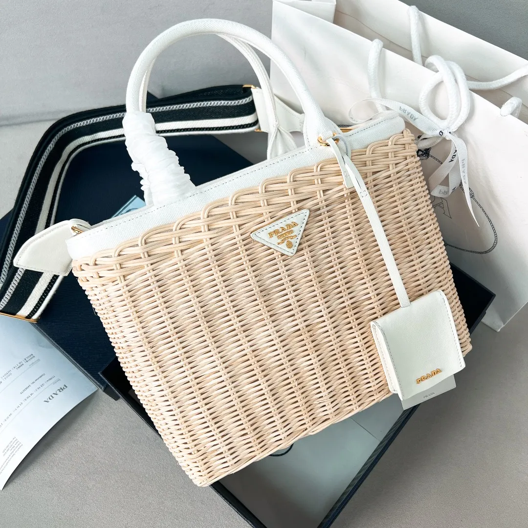 💰1700✨New product launch✨New straw woven vegetable basket 1BG835, great choice for travel and vacation🏖️Handmade with raffia. Light and natural material expresses summer mood. Metal engraved triangle logo on the front. Equipped with exquisite handles and embroidered shoulder straps. Super large capacity and very light weight. It can be carried on the shoulder or shoulder. The new favorite of fashion trendsetters. The perfect details are comparable to brick cabinets. Super 5🌟reviews Size: 26*18*11.5cm