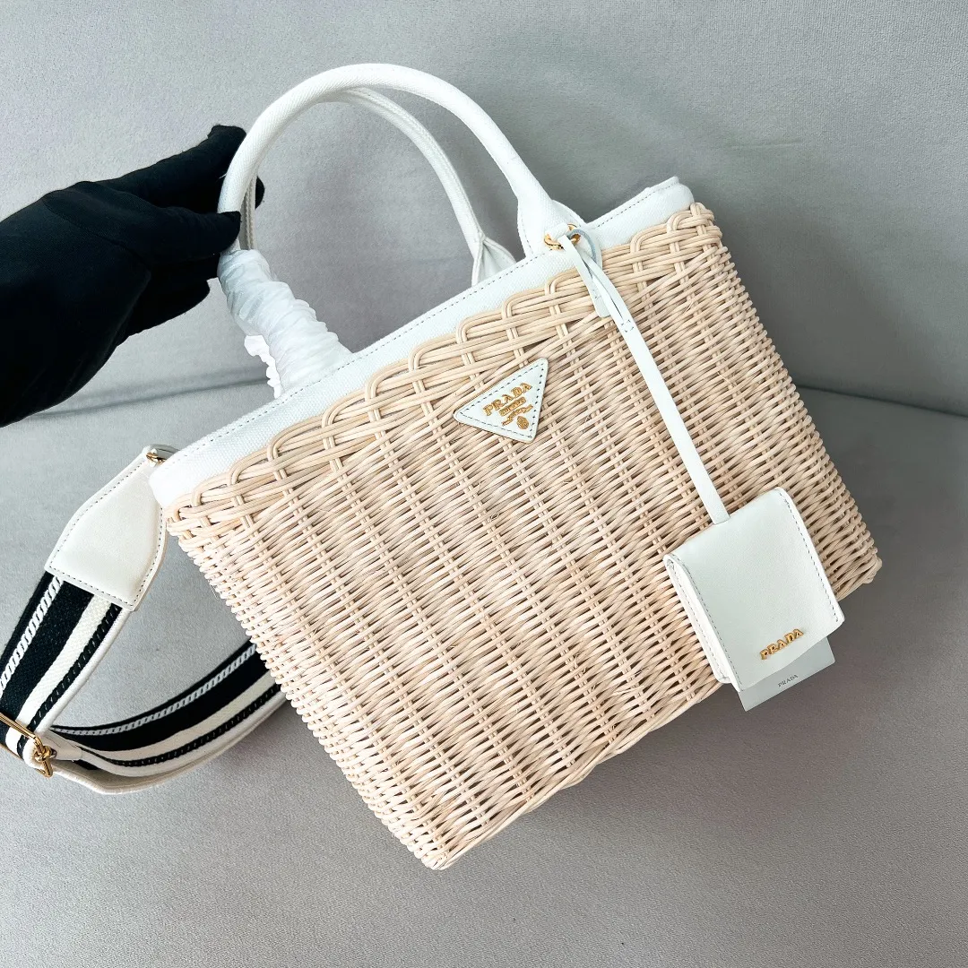 💰1700✨New product launch✨New straw woven vegetable basket 1BG835, great choice for travel and vacation🏖️Handmade with raffia. Light and natural material expresses summer mood. Metal engraved triangle logo on the front. Equipped with exquisite handles and embroidered shoulder straps. Super large capacity and very light weight. It can be carried on the shoulder or shoulder. The new favorite of fashion trendsetters. The perfect details are comparable to brick cabinets. Super 5🌟reviews Size: 26*18*11.5cm