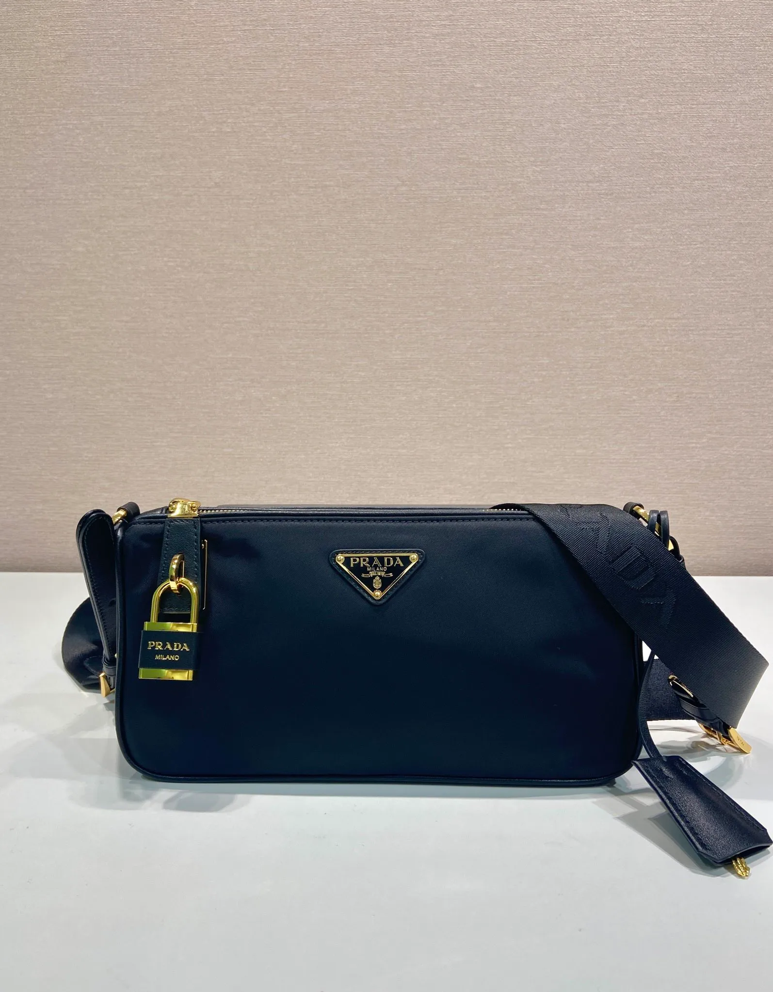 💰1020🎉New crossbody bag 🎉1BC234 lock bag🎉🎉 This exquisite handbag has a delicate shape and is made of regenerated nylon and decorated with leather details, highlighting the essence of the brand. Gold-toned metal hardware and an elegant lock closure complete the stylish and versatile design. My favorite padlock opening and closing😘Babies, hurry up and get it🎉🎉Length 27xH 13 bottom 4cm🎉🎉🎉💰💰💰
