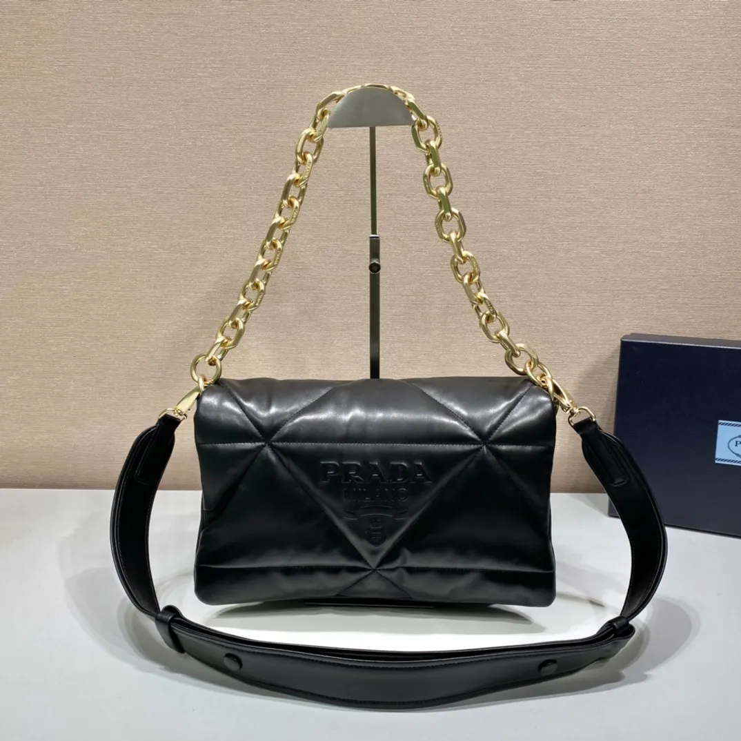 💰1960🎉New pillow bag🎉1BD306 This one is made of imported lambskin, equipped with a detachable retro chain, detachable and adjustable shoulder straps, and has three uses in one bag. Very functional😘😘This season’s quilted plaid design. Reproduced with a softer and more comfortable feel. So beautiful 😘😘 worth having. Hurry up and get it🎉🎉 Length 31x Height 19x Bottom 8.5cm