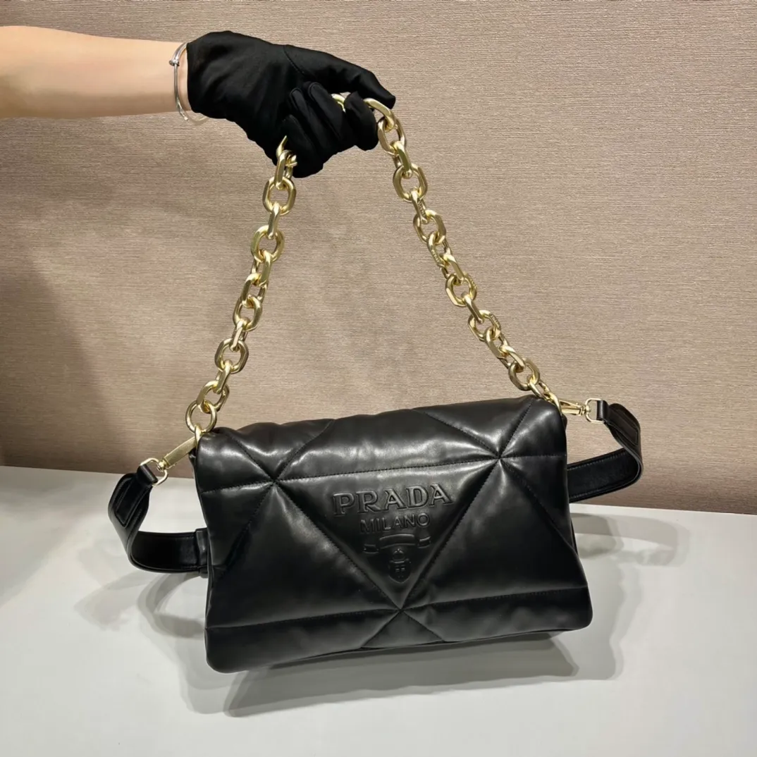 💰1960🎉New pillow bag🎉1BD306 This one is made of imported lambskin, equipped with a detachable retro chain, detachable and adjustable shoulder straps, and has three uses in one bag. Very functional😘😘This season’s quilted plaid design. Reproduced with a softer and more comfortable feel. So beautiful 😘😘 worth having. Hurry up and get it🎉🎉 Length 31x Height 19x Bottom 8.5cm