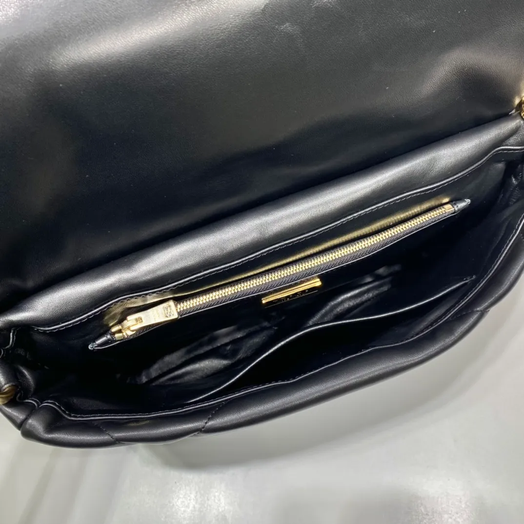 💰1960🎉New pillow bag🎉1BD306 This one is made of imported lambskin, equipped with a detachable retro chain, detachable and adjustable shoulder straps, and has three uses in one bag. Very functional😘😘This season’s quilted plaid design. Reproduced with a softer and more comfortable feel. So beautiful 😘😘 worth having. Hurry up and get it🎉🎉 Length 31x Height 19x Bottom 8.5cm