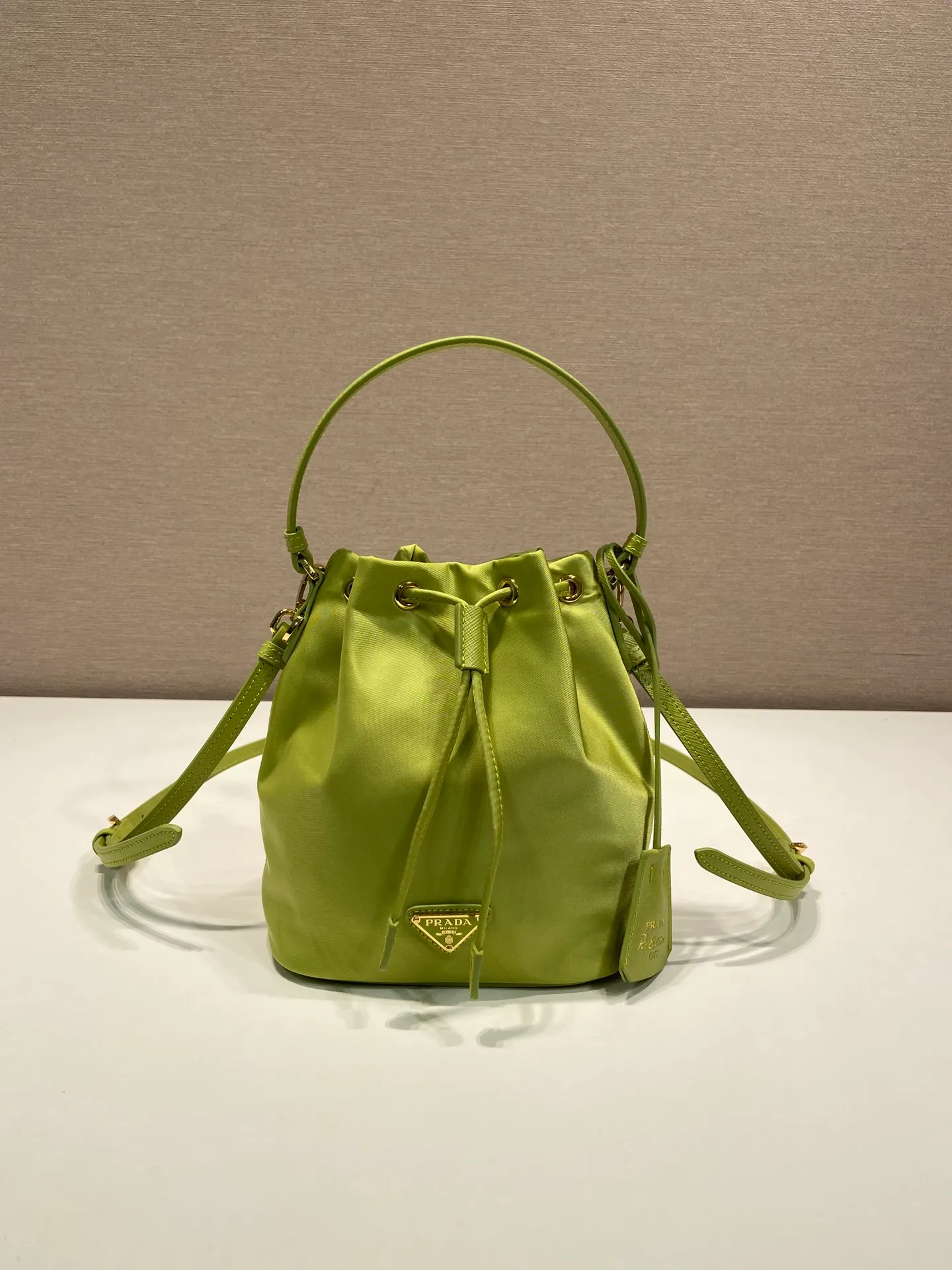 💰760🎉New bucket bag🎉1BE067 upgraded version🎉🎉 This bucket bag is made of imported nylon fabric and top-grade gold hardware, which carries the brand’s original and unique expression of extraordinary beauty. Comes with a detachable and adjustable long leather shoulder strap and leather keychain. Large capacity, light and practical🎉🎉Another popular style that will never go out of style🎉 Length 15.5x Height 19.5x Bottom 10cm