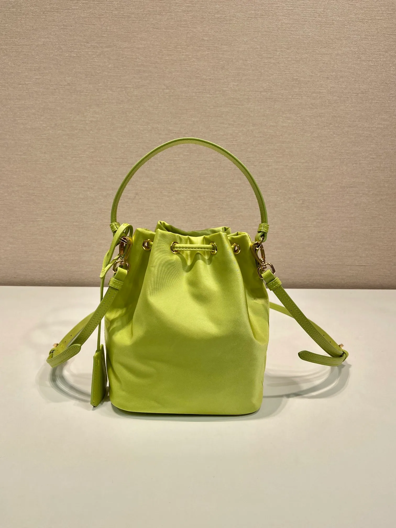 💰760🎉New bucket bag🎉1BE067 upgraded version🎉🎉 This bucket bag is made of imported nylon fabric and top-grade gold hardware, which carries the brand’s original and unique expression of extraordinary beauty. Comes with a detachable and adjustable long leather shoulder strap and leather keychain. Large capacity, light and practical🎉🎉Another popular style that will never go out of style🎉 Length 15.5x Height 19.5x Bottom 10cm