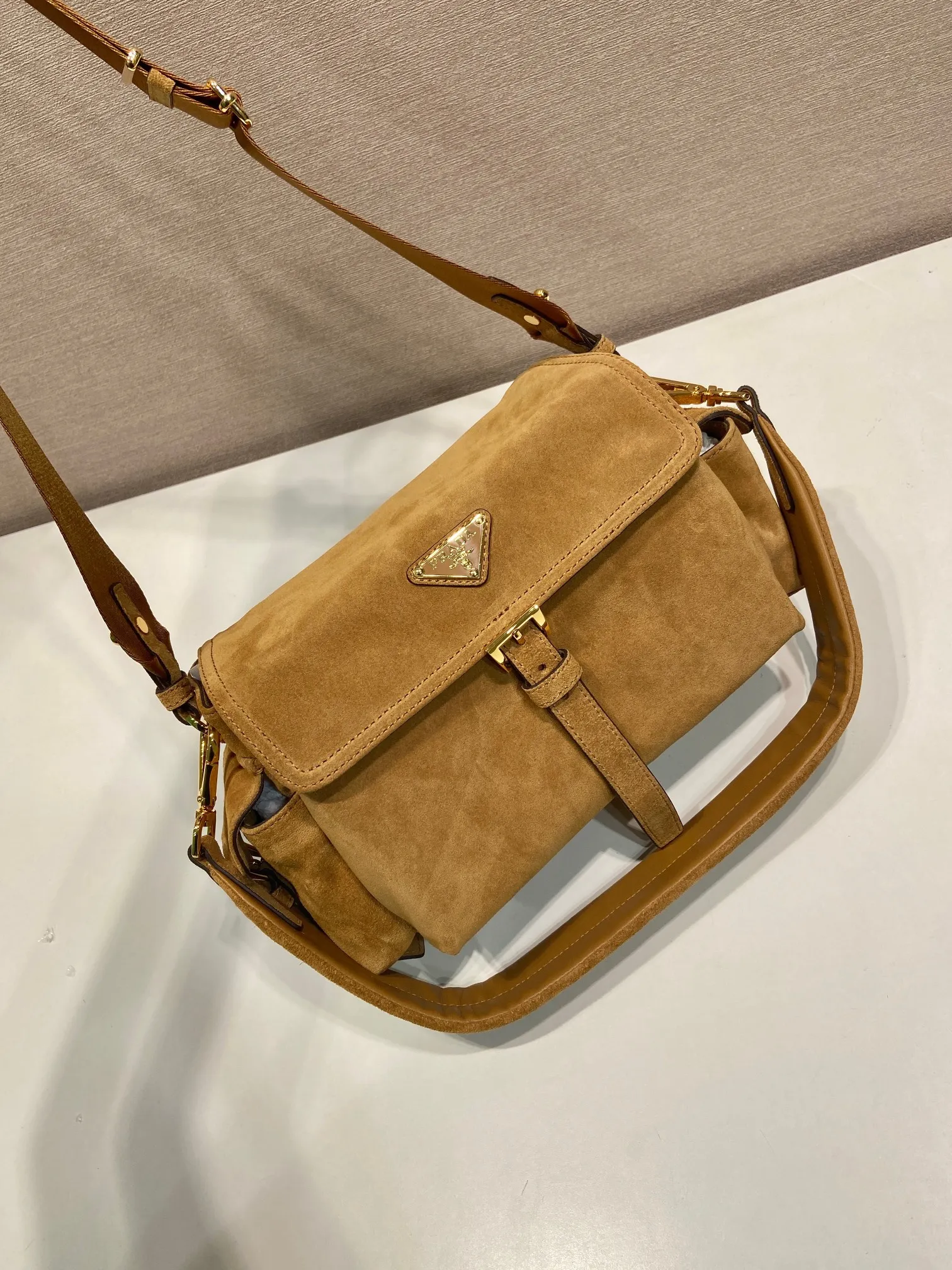 💰1520🎉New messenger bag🎉1BD394 suede leather🎉🎉 This handbag perfectly combines sophistication and functionality. It is made of imported suede leather with a soft outline and multiple pockets. Combining sporty and versatile elements, the lightweight and practical design features an enameled triangle metal logo and leather details. Equipped with 2 detachable shoulder straps, large capacity, perfect, and a popular style that will never go out of style. The large size is suitable for both men and women, so hurry up and get it🎉🎉 Length 30x Height 14x Bottom 10cm🎉🎉🎉💰💰💰