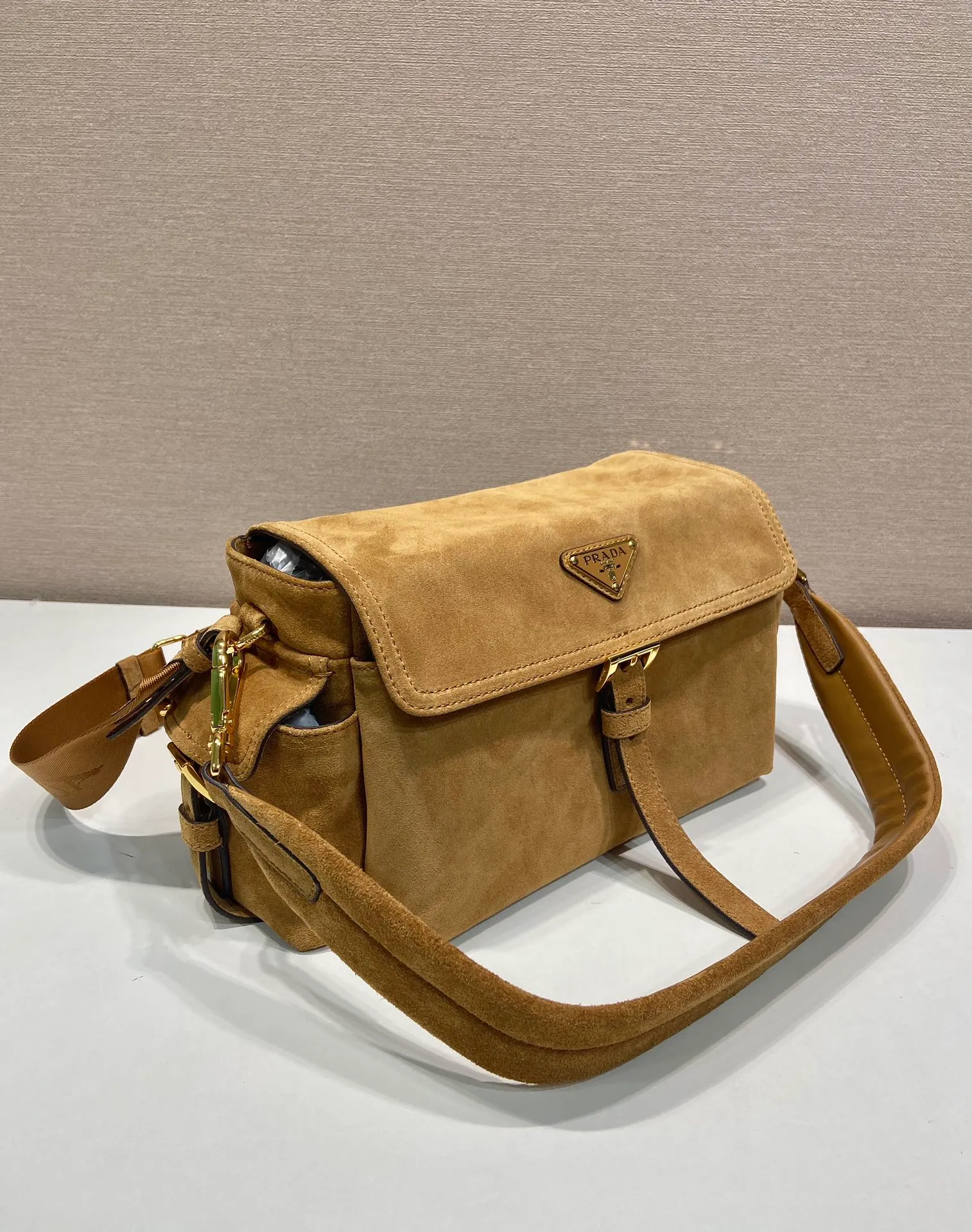 💰1520🎉New messenger bag🎉1BD394 suede leather🎉🎉 This handbag perfectly combines sophistication and functionality. It is made of imported suede leather with a soft outline and multiple pockets. Combining sporty and versatile elements, the lightweight and practical design features an enameled triangle metal logo and leather details. Equipped with 2 detachable shoulder straps, large capacity, perfect, and a popular style that will never go out of style. The large size is suitable for both men and women, so hurry up and get it🎉🎉 Length 30x Height 14x Bottom 10cm🎉🎉🎉💰💰💰