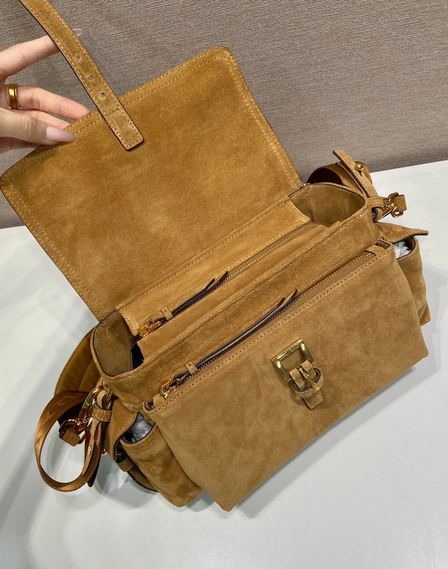 💰1520🎉New messenger bag🎉1BD394 suede leather🎉🎉 This handbag perfectly combines sophistication and functionality. It is made of imported suede leather with a soft outline and multiple pockets. Combining sporty and versatile elements, the lightweight and practical design features an enameled triangle metal logo and leather details. Equipped with 2 detachable shoulder straps, large capacity, perfect, and a popular style that will never go out of style. The large size is suitable for both men and women, so hurry up and get it🎉🎉 Length 30x Height 14x Bottom 10cm🎉🎉🎉💰💰💰