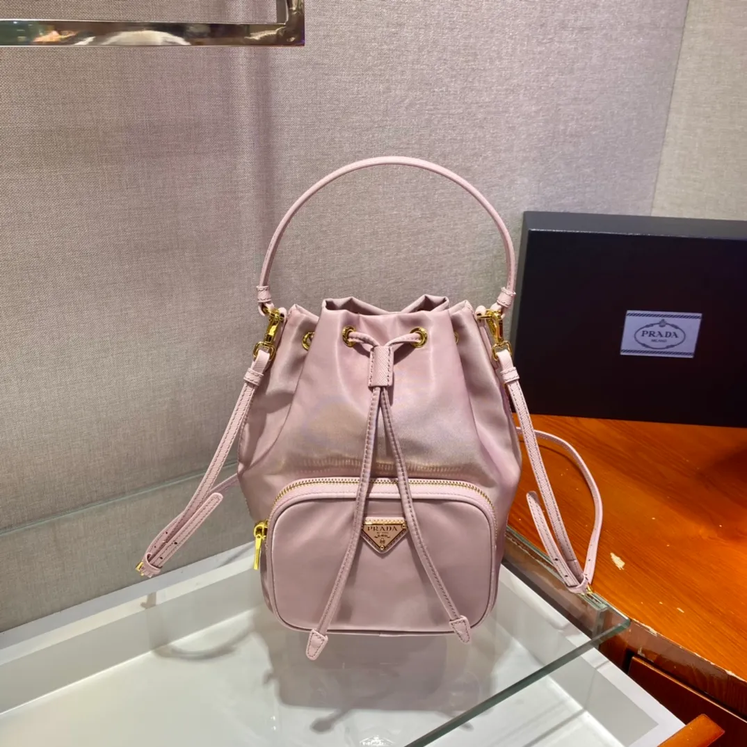 💰720, the classic 1BH038 new color😘 has arrived👏👏 Made of imported nylon fabric, top grade five, portable/diagonal, light, practical and fashionable, beauties hurry up and get it, 165 OEM code, length 18x height 23 base × 12cm📢📢📢