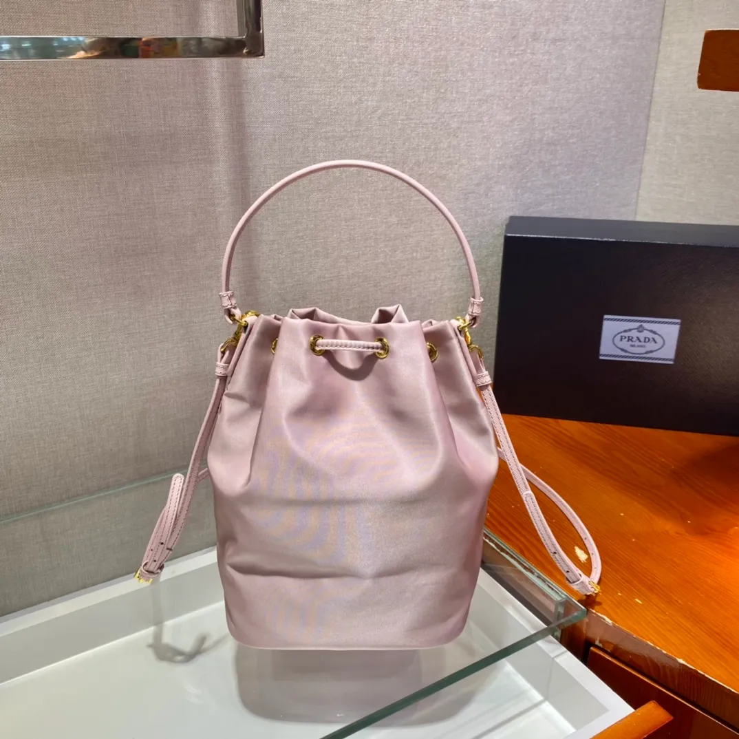💰720, the classic 1BH038 new color😘 has arrived👏👏 Made of imported nylon fabric, top grade five, portable/diagonal, light, practical and fashionable, beauties hurry up and get it, 165 OEM code, length 18x height 23 base × 12cm📢📢📢