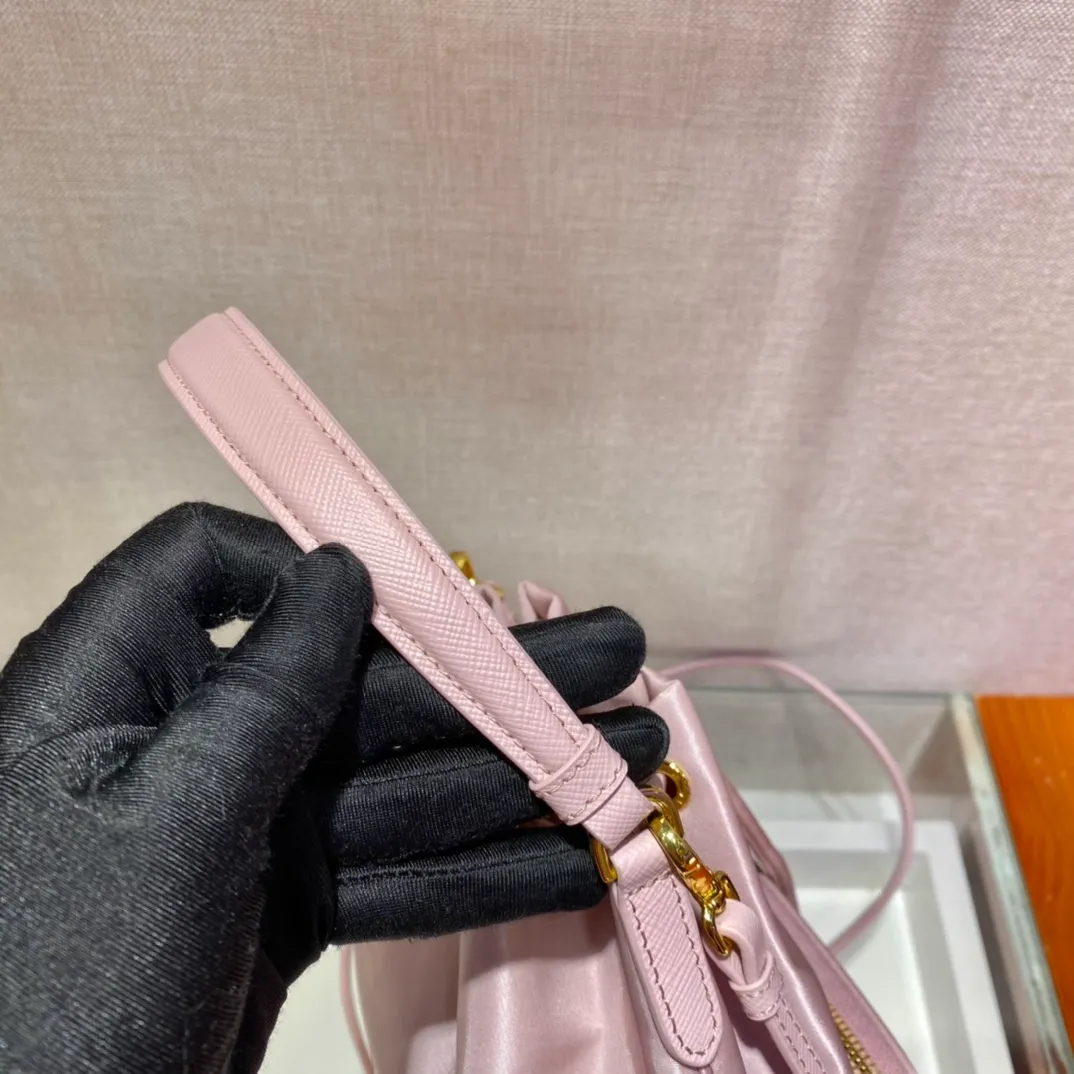 💰720, the classic 1BH038 new color😘 has arrived👏👏 Made of imported nylon fabric, top grade five, portable/diagonal, light, practical and fashionable, beauties hurry up and get it, 165 OEM code, length 18x height 23 base × 12cm📢📢📢