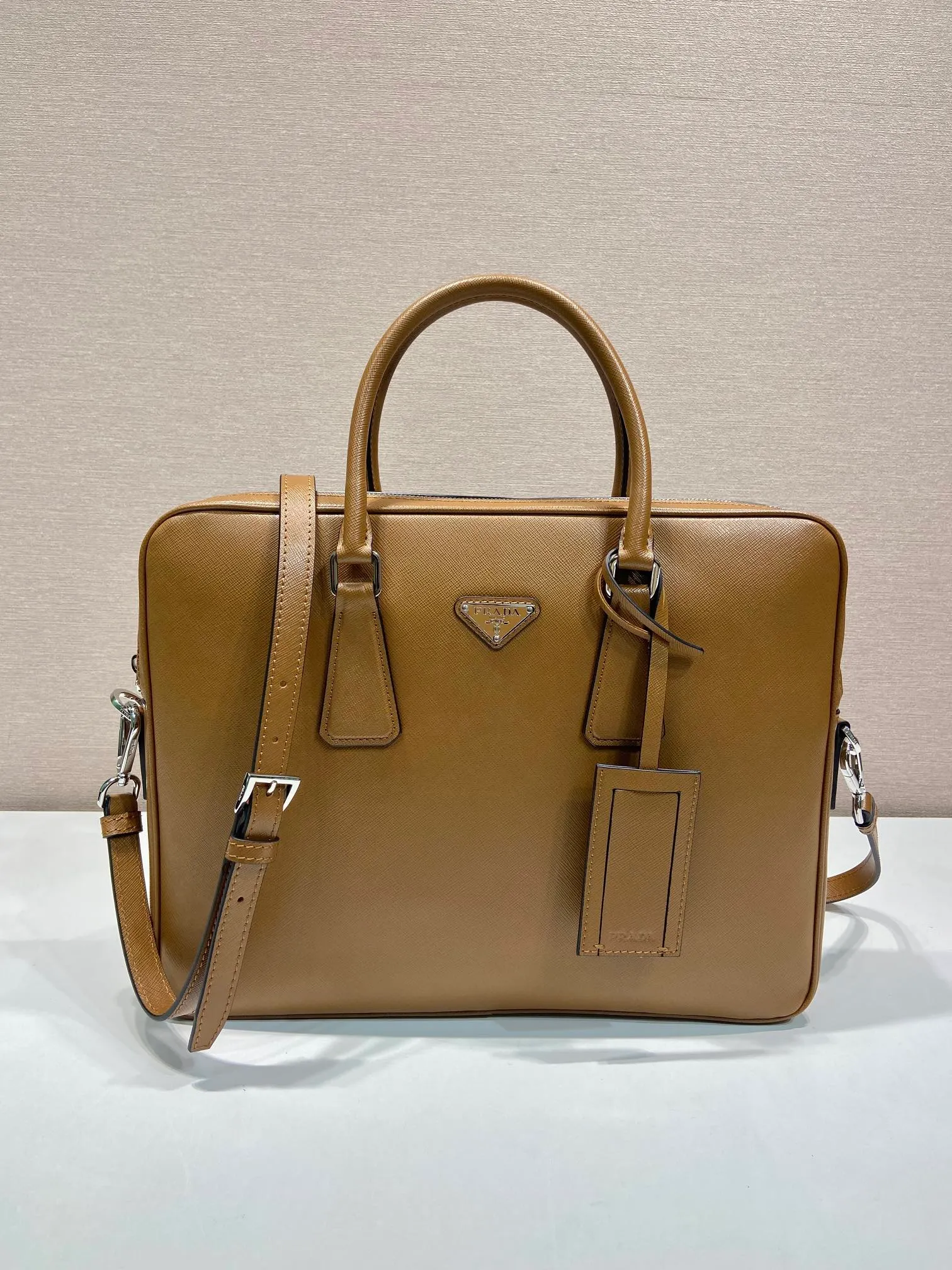 💰1840🎉Classic new color🎉2VE0368 is out of stock, bottom width is 3.5cm👻👻👻, synchronized with counters, lightweight + ultra-thin + solid Used, the style that men have always requested, top quality, 175 OEM code, length 37x height 28x base width 3.5cm.💪💪💪💰💰💰