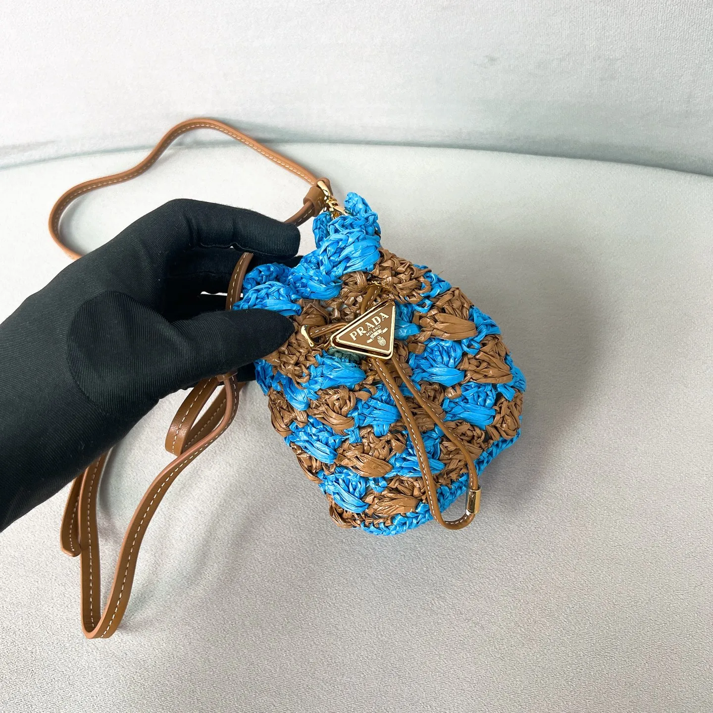 💰900✨New product launch✨2025 new raffia small lucky bag 1NR016 is made of raffia material and is equipped with a golden metal logo and a circular logo. The overall bag body is very cute and lightweight. The style is elegant and outstanding. It shows the charm of summer. A handbag that perfectly combines classic heritage and the trend of the times. A must-have for fairies. Size 9.5*9*6cm