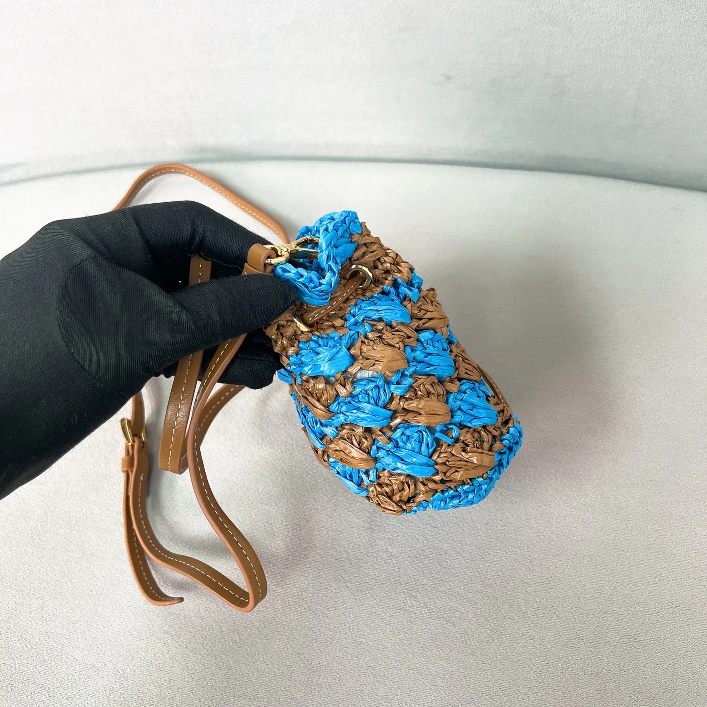 💰900✨New product launch✨2025 new raffia small lucky bag 1NR016 is made of raffia material and is equipped with a golden metal logo and a circular logo. The overall bag body is very cute and lightweight. The style is elegant and outstanding. It shows the charm of summer. A handbag that perfectly combines classic heritage and the trend of the times. A must-have for fairies. Size 9.5*9*6cm