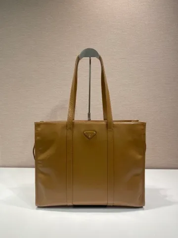 💰1760🎉Oil wax tote bag🎉1BG460🎉🎉 This tote bag is made of imported wax leather. The shiny color exudes a classic atmosphere. It can be carried on the shoulder or in the hand. It has a very large capacity and is easy to use. It is definitely a must-have for fashionistas. Hurry up and take this retro plaid tote bag home! Length 38x Height 30x Bottom 12cm🎉🎉🎉👏👏👏 Length 39x Height 30x Bottom 10cm