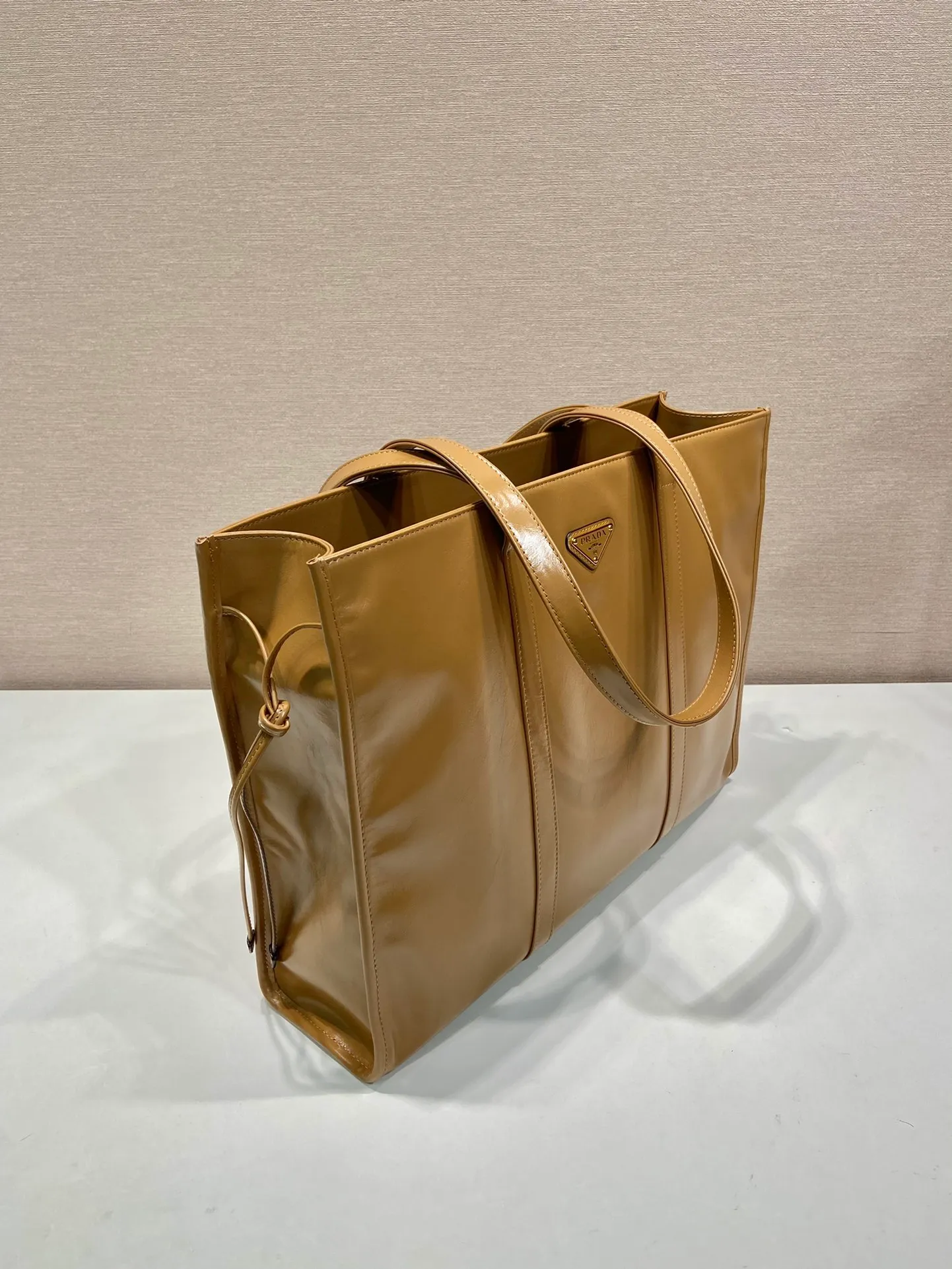 💰1760🎉Oil wax tote bag🎉1BG460🎉🎉 This tote bag is made of imported wax leather. The shiny color exudes a classic atmosphere. It can be carried on the shoulder or in the hand. It has a very large capacity and is easy to use. It is definitely a must-have for fashionistas. Hurry up and take this retro plaid tote bag home! Length 38x Height 30x Bottom 12cm🎉🎉🎉👏👏👏 Length 39x Height 30x Bottom 10cm