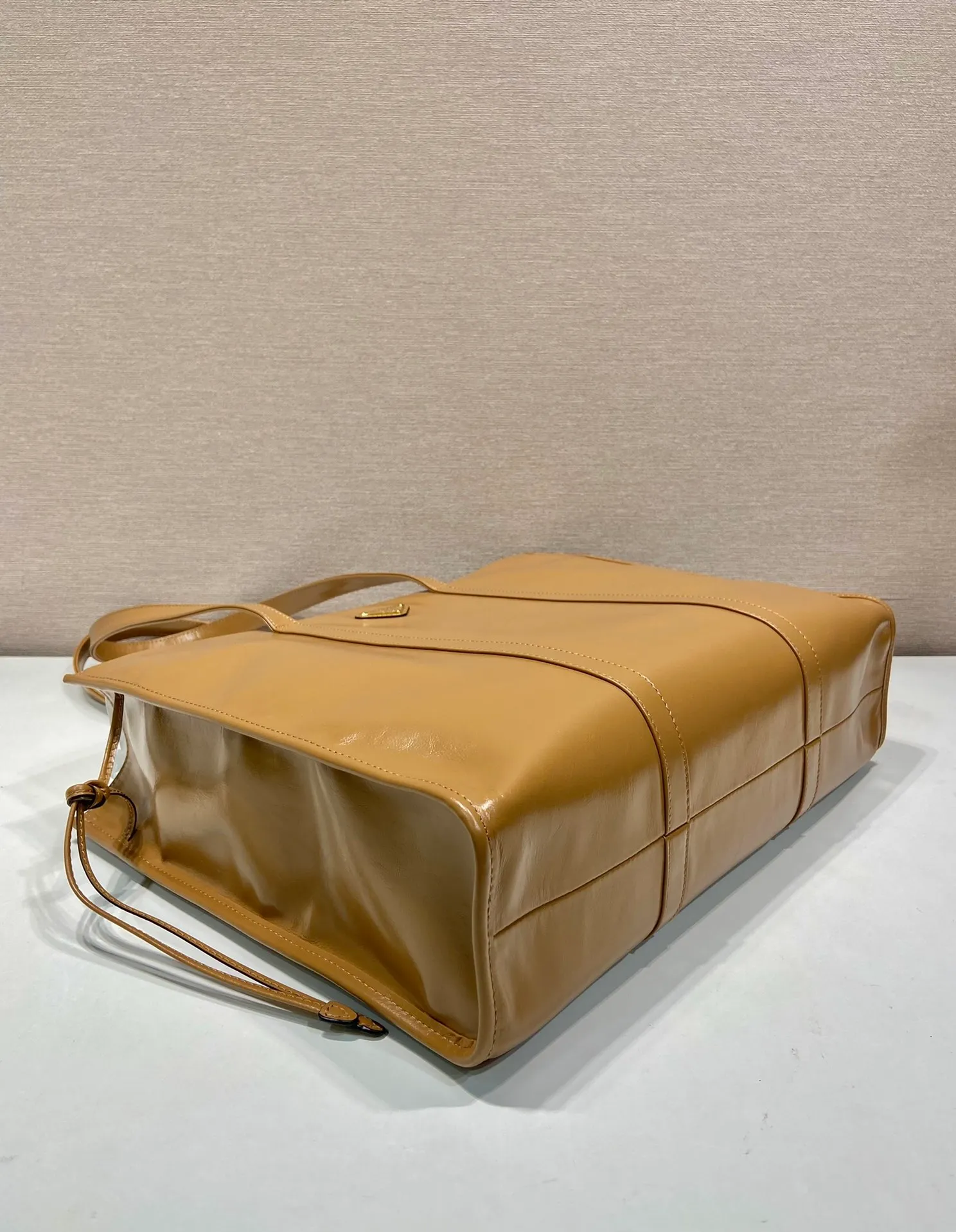 💰1760🎉Oil wax tote bag🎉1BG460🎉🎉 This tote bag is made of imported wax leather. The shiny color exudes a classic atmosphere. It can be carried on the shoulder or in the hand. It has a very large capacity and is easy to use. It is definitely a must-have for fashionistas. Hurry up and take this retro plaid tote bag home! Length 38x Height 30x Bottom 12cm🎉🎉🎉👏👏👏 Length 39x Height 30x Bottom 10cm