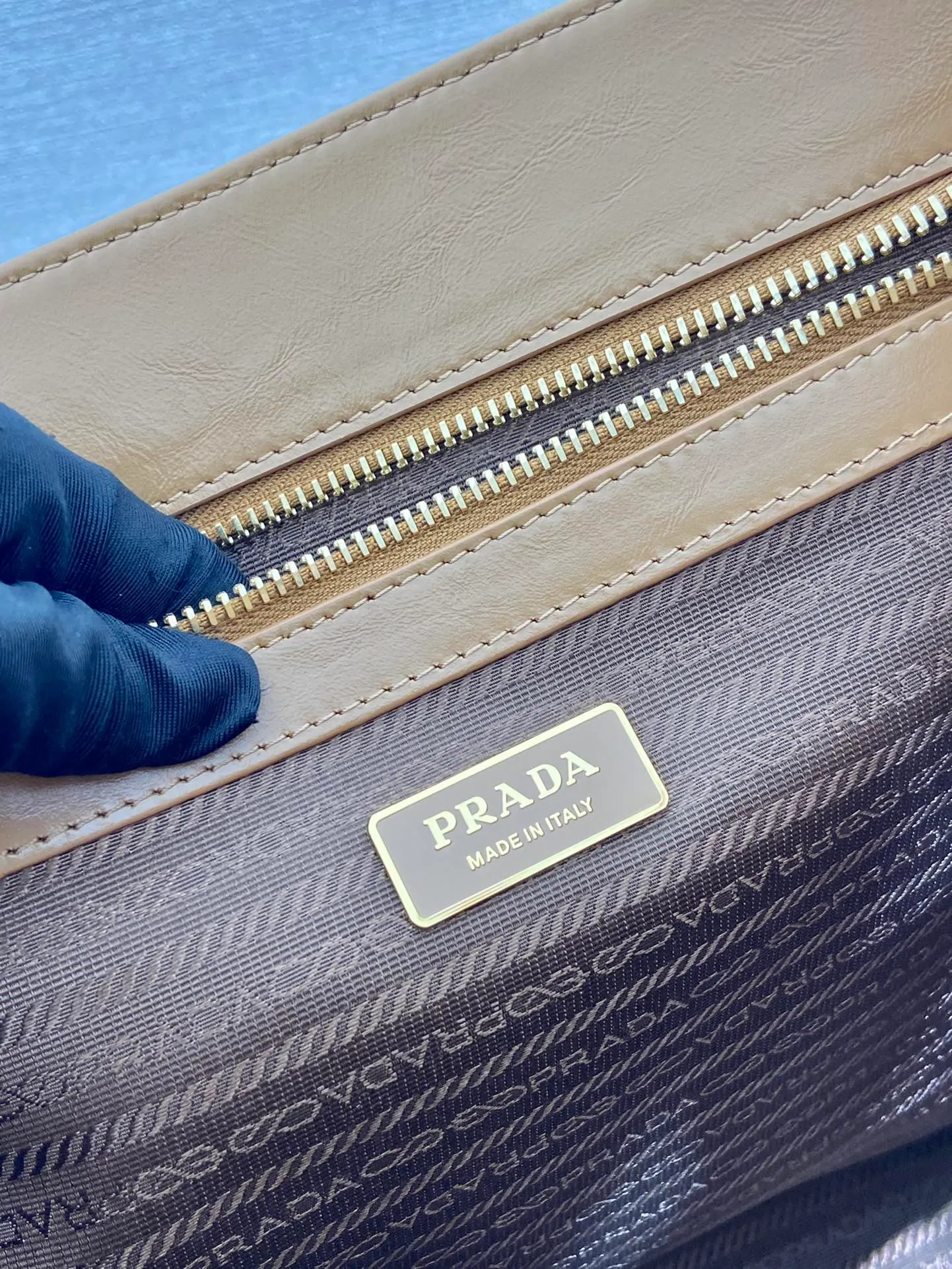💰1760🎉Oil wax tote bag🎉1BG460🎉🎉 This tote bag is made of imported wax leather. The shiny color exudes a classic atmosphere. It can be carried on the shoulder or in the hand. It has a very large capacity and is easy to use. It is definitely a must-have for fashionistas. Hurry up and take this retro plaid tote bag home! Length 38x Height 30x Bottom 12cm🎉🎉🎉👏👏👏 Length 39x Height 30x Bottom 10cm