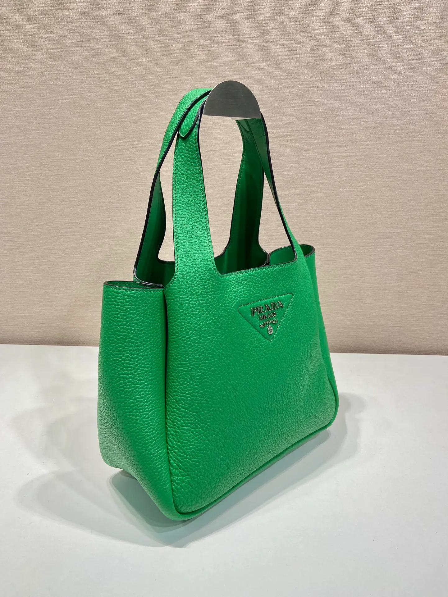 💰1700 vegetable basket🎉🎉 ✨New bucket bag✨1BG335😘Green latest vegetable basket😘😘 The vegetable basket tote underarm bag is made of soft and delicate calfskin, with imported sheepskin interior and top-grade white lace hardware. The overall feel is very soft/lightweight😘😘It has many compartments and can be carried or used as an under-the-bag bag. It can be matched with different clothes. So beautiful😘😘Hurry up and get it🙊 Length 25x height 21.5x bottom 14cm👏👏👏💰💰💰