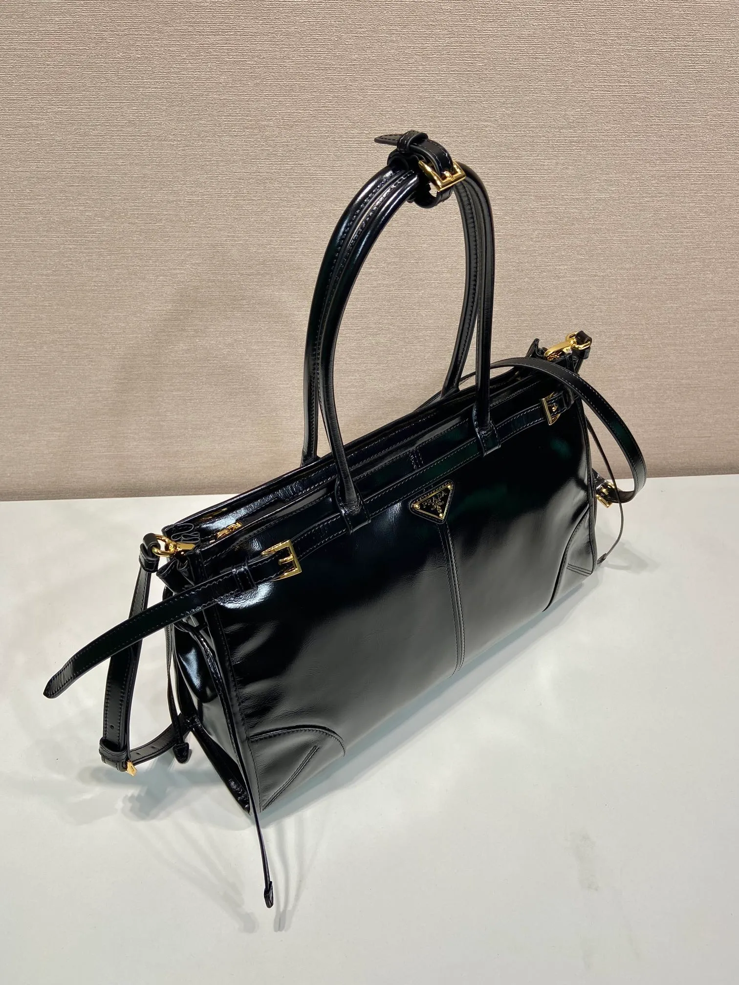💰2040🎉LusSolf oil wax leather🎉1BA433 large size🎉🎉 This portable crossbody bag is made of imported oil wax leather. The shiny color exudes a classic atmosphere. It is equipped with a detachable and adjustable long shoulder strap, which is convenient for different occasions. It has a very large capacity and is easy to use. It is definitely a must-have for fashionistas. Hurry up and take this retro style handbag home! Length 38x Height 30x Bottom 12cm🎉🎉🎉👏👏👏