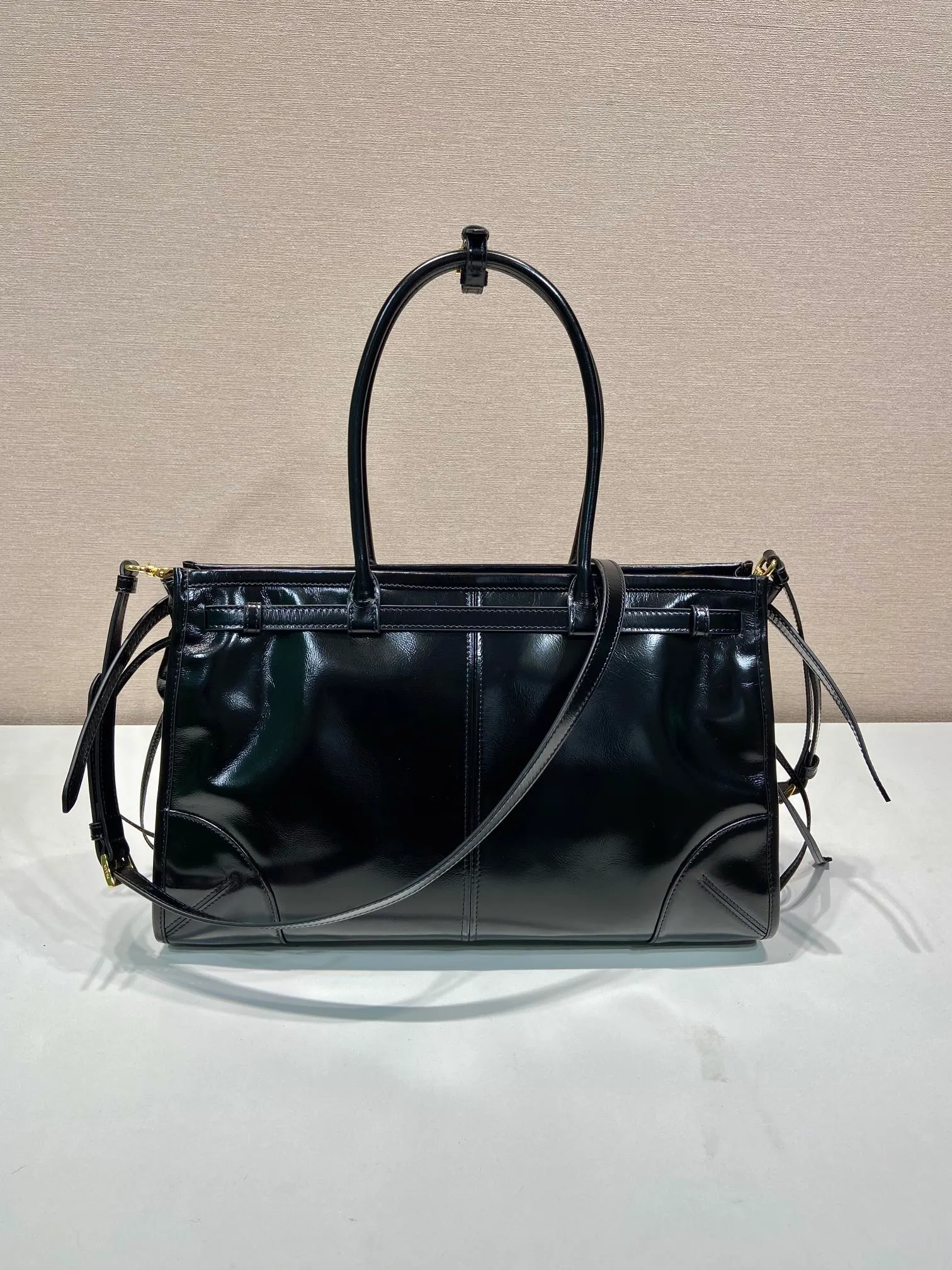 💰2040🎉LusSolf oil wax leather🎉1BA433 large size🎉🎉 This portable crossbody bag is made of imported oil wax leather. The shiny color exudes a classic atmosphere. It is equipped with a detachable and adjustable long shoulder strap, which is convenient for different occasions. It has a very large capacity and is easy to use. It is definitely a must-have for fashionistas. Hurry up and take this retro style handbag home! Length 38x Height 30x Bottom 12cm🎉🎉🎉👏👏👏