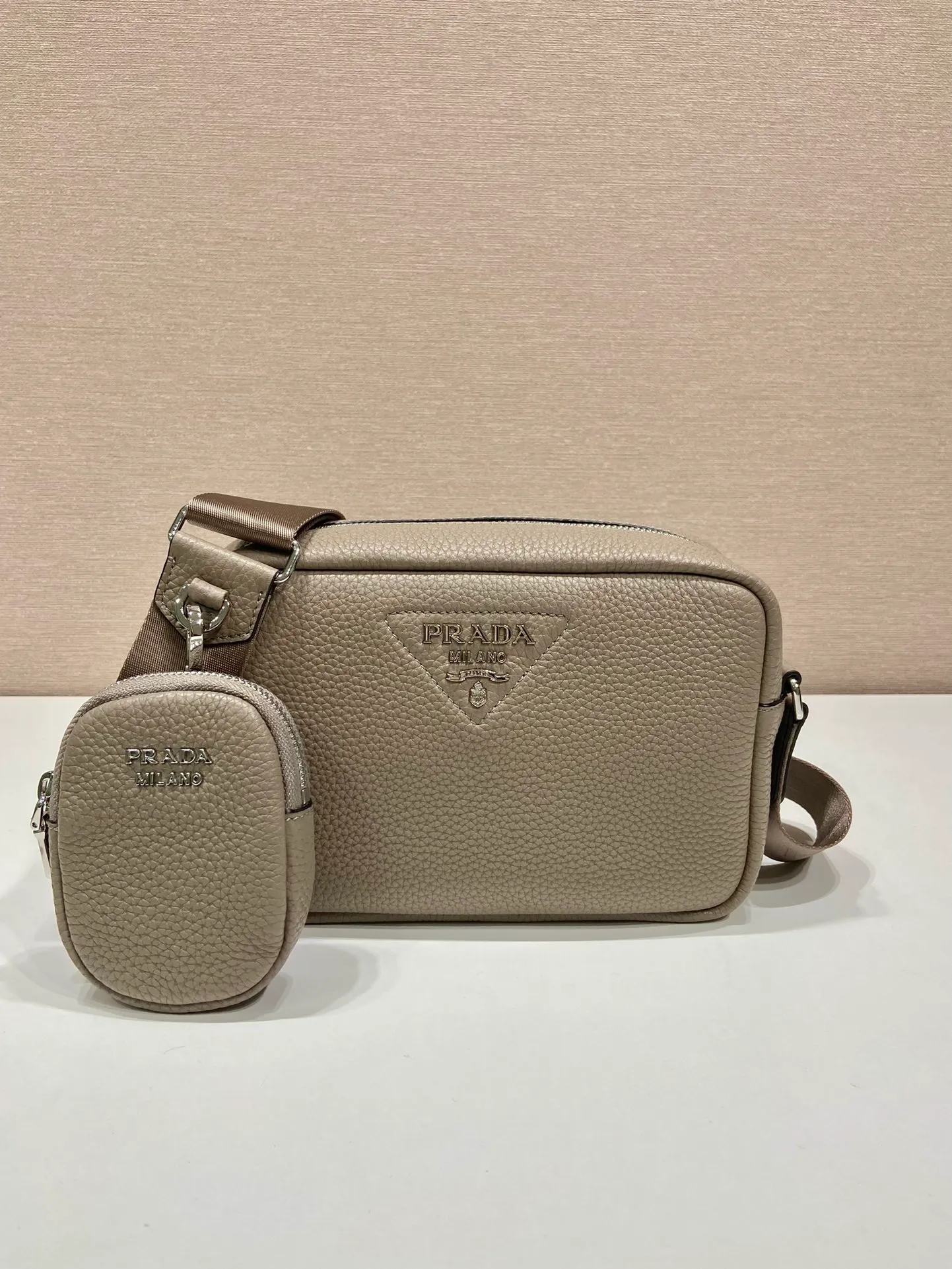 💰1600🎉New cross-body bag🎉1BH182🎉🎉 This cross-body bag is made of imported deerskin grain cowhide and equipped with a long adjustable shoulder strap. My favorite is the small bag on the shoulder strap😘It’s perfect😘. It has large capacity, simple and elegant, and it feels super soft🎉Hurry up and get it🎉 Length 22x Height 14.5x Bottom 8cm