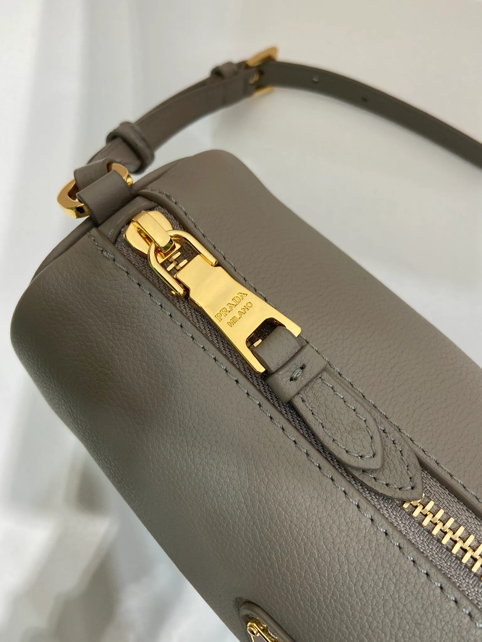 💰1120🎉New armpit bag🎉1BC239 calfskin🎉🎉 This calfskin clutch bag combines the classic elements of the P family in an exquisite design, with a simple and neat geometric pattern silhouette. Featuring an elegant, slim leather handle embellished with the iconic triangle pattern. Large capacity space. Baby, hurry up and get it, it is another popular style that will never go out of style👏👏 Length 22x Height 9x Bottom 7.5cm🎉🎉🎉👏👏👏
