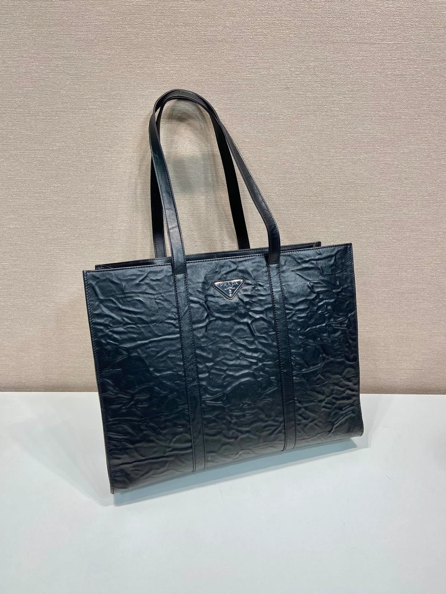 💰2000🎉New Tote Bag🎉1BG460🎉🎉 This casual style tote bag is made of natural textured glossy soft sheepskin. The hand-draped effect contrasts sharply with the concept of precise construction, reinterpreting unrestrained everyday objects. It has a very large capacity, is lightweight and practical, has a cool and handsome upper body effect, and is suitable for both men and women. If you like babies, hurry up and get it🎉🎉 Length 39x Height 31x Bottom 10cm