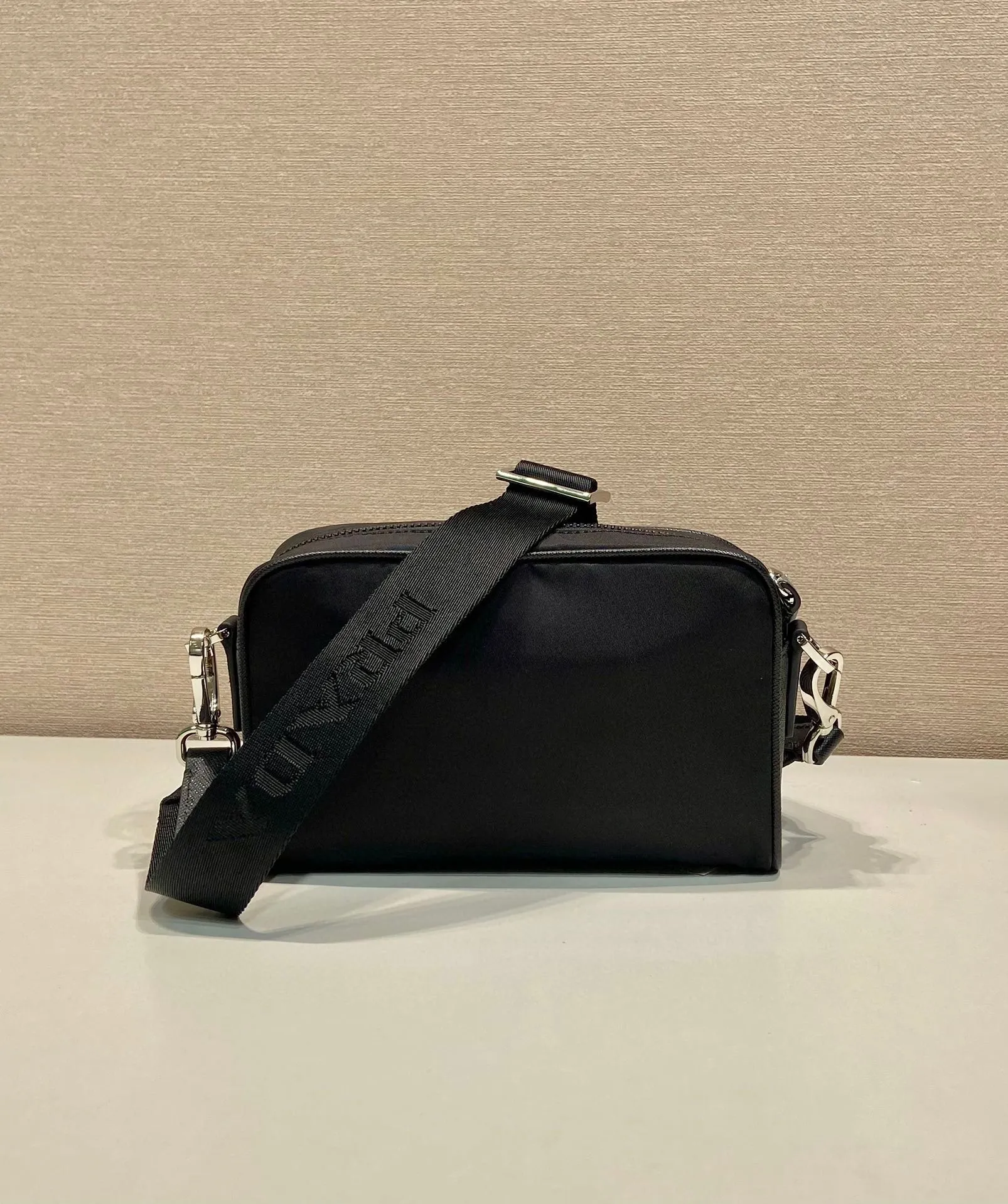 💰1120🎉New product🎉2VH172 nylon🎉🎉 This shoulder bag is made of Re-Nylon and cross-grain cowhide, integrating contemporary design and functional innovative regenerated nylon fabric. The style is versatile and features a practical zippered exterior pocket, adjustable shoulder strap and removable mini pouch. Fashionable and practical, babies, hurry up and get it🎉🎉 Length 18x Height 11.5x Bottom 5cm🎉🎉🎉