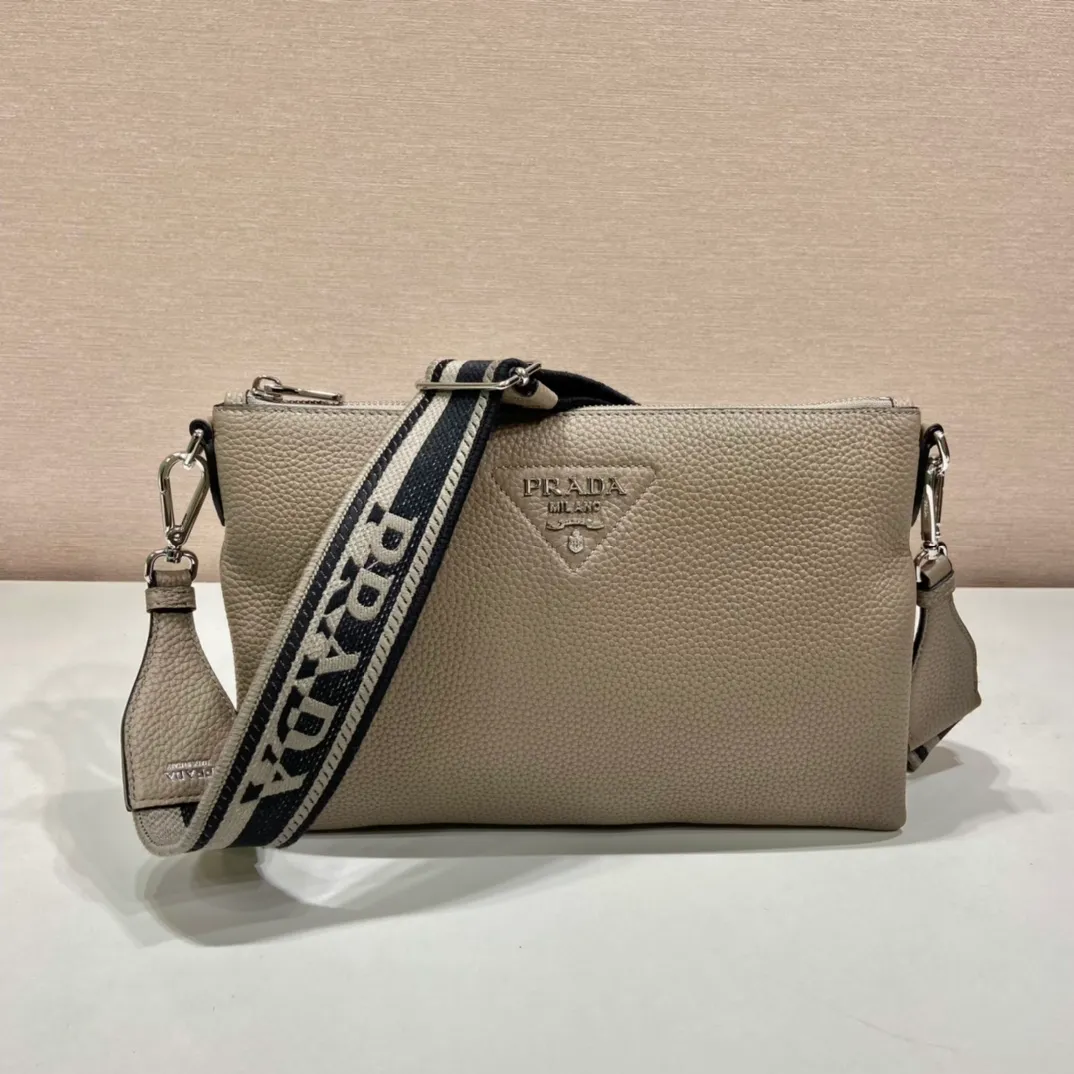 💰1560🎉New double shoulder straps🎉1BH050 double shoulder straps🎉 This double shoulder strap is made of imported deerskin grain cowhide and equipped with two interchangeable and adjustable long shoulder straps. The combination of fabric webbing and cowhide is so perfect😘, versatile for mixing and matching different clothes on different occasions😘, large capacity, super slim design, super soft to the touch🎉Hurry up and get it🎉 Length 30x Height 19.5cm