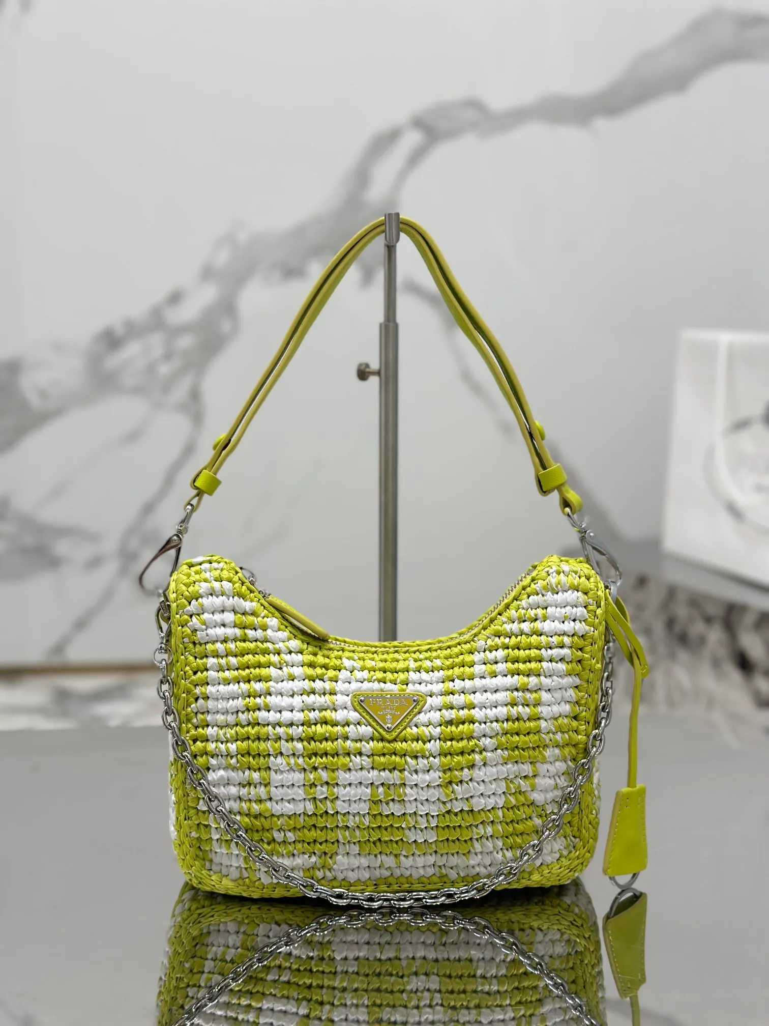 💰1640🌟Hobo armpit weaving is handmade with top-quality raffia, has smart colors and fashionable charm, and has a classic triangle logo on the front, with a detachable chain, handbag and leather shoulder. It is not only practical, lightweight but also beautiful! Size: 22-18-6cm Model: 1BC204 weaving